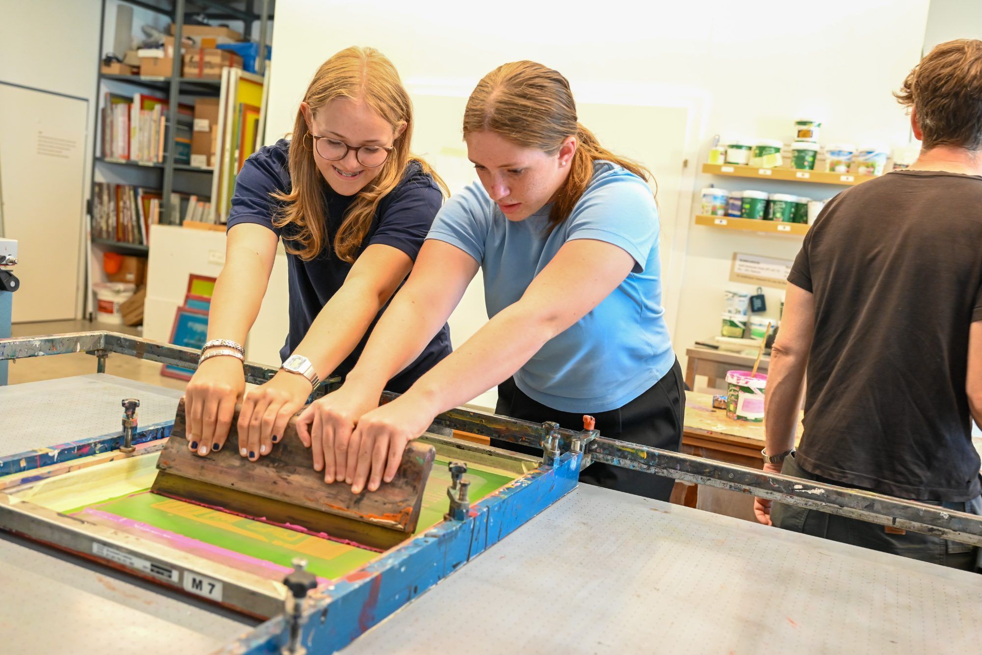 Antonia und Isabella verteilten die Farbe auf der Schablone. 