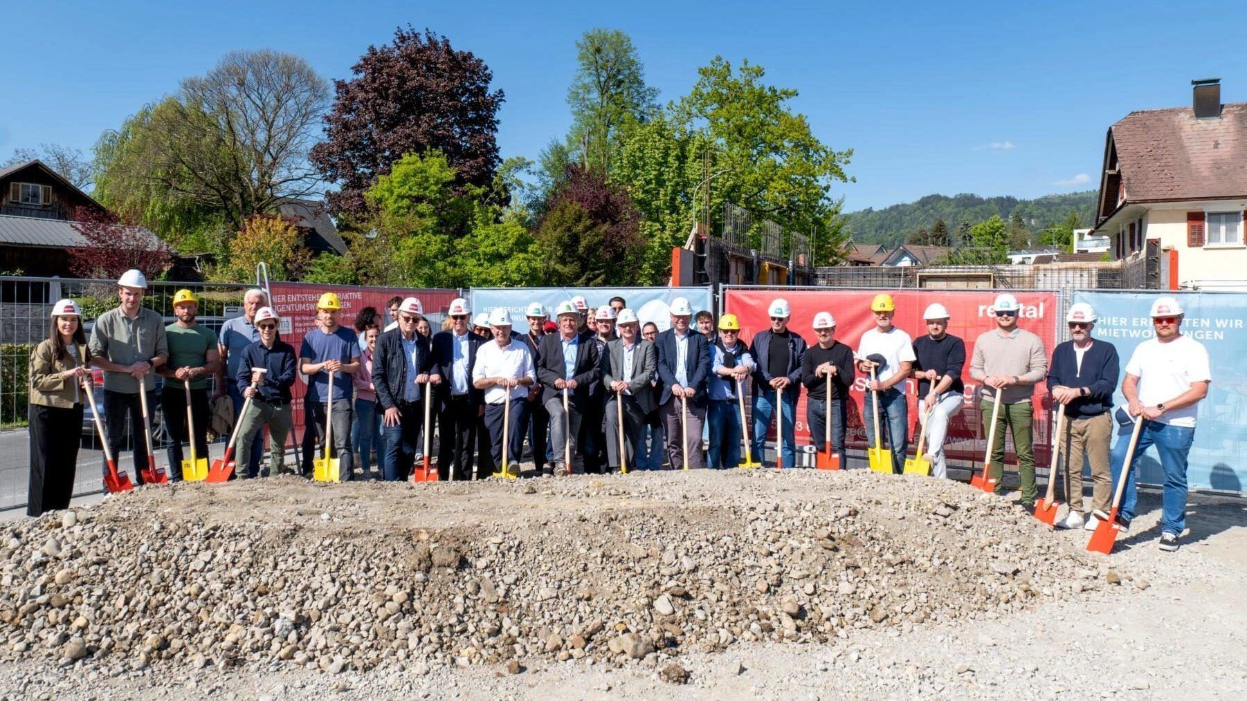 Wohnen im Herzen von Lochau: Beim offiziellen Spatenstich mit allen Projektbeteiligten wurde das Projekt „Wohnen am Funkenweg“ mit vier modernen Wohnhäusern vorgestellt.