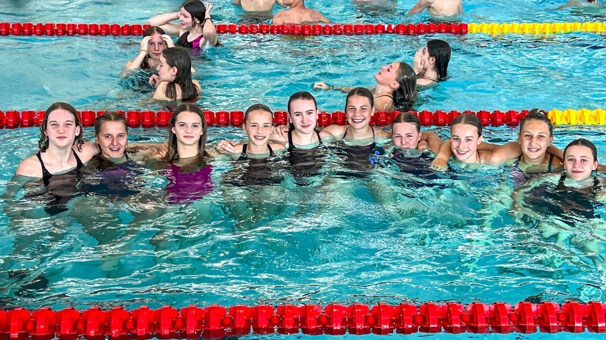 Die zehn Mädchen der SMS Hohenems holten sich bei der Bundesmeisterschaft der Schulolympics im Schwimmen den dritten Platz. (Quelle: Jutta Jank)