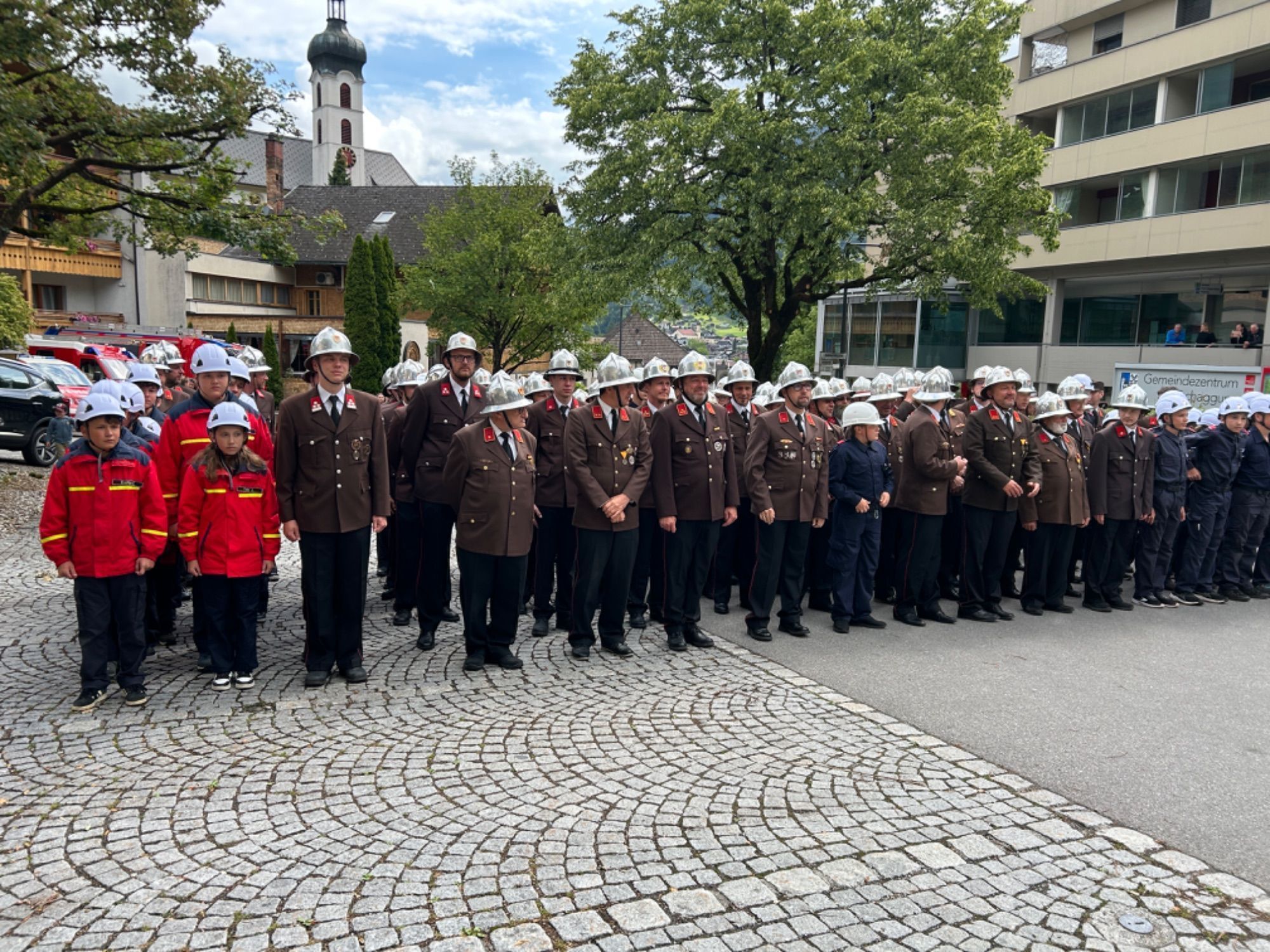 Zahlreiche Nachbarwehren waren bei der Einweihung mit von der Partie.