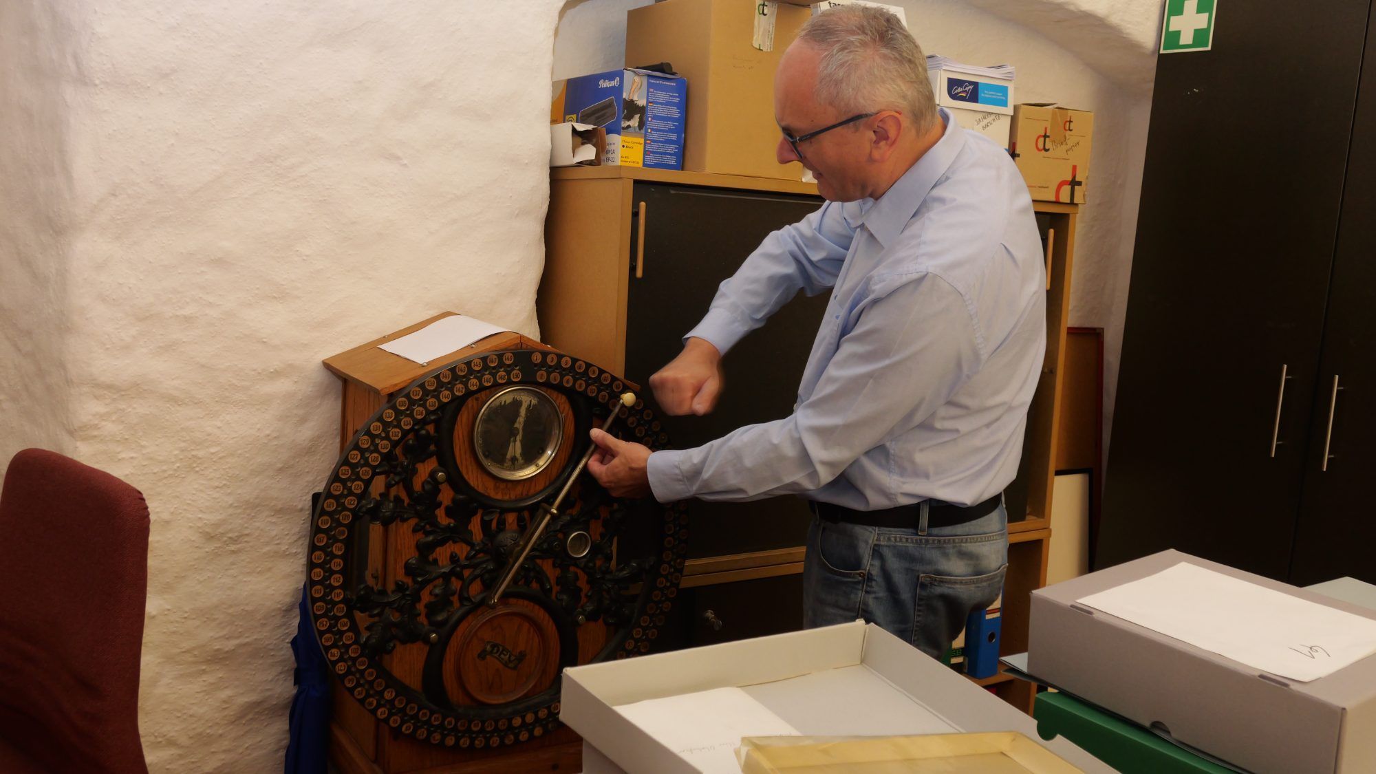 Dr. Gerhard Siegl mit einer historischen Stechuhr der Firma Sannwald.