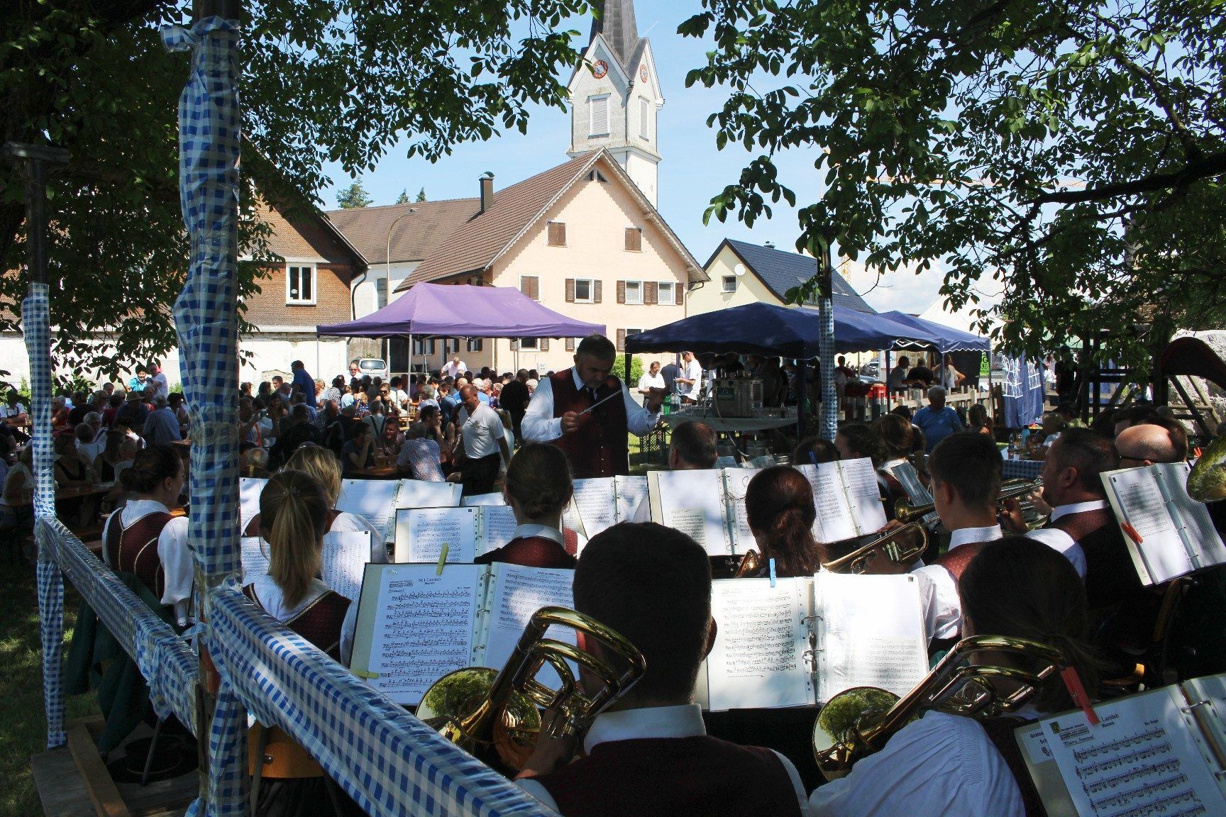 . . . die nach alter Tradition zehn Tage nach Fronleichnam zum „Schützensonntag“ einlädt. Jahrzehntelang unter die mächtigen Hochstammbäumen in Boche Bündt (Bild), wo heute eine Wohnanlage steht.