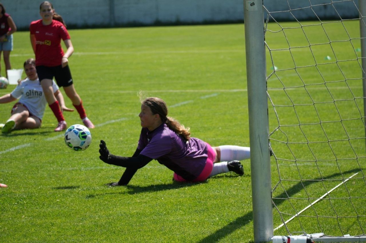 RW Torfrau Mia Lepir hielt den Ball fest.