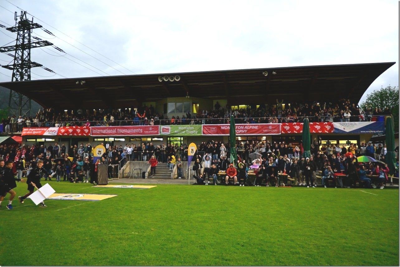 Viele Fans aus Nah und Fern sahen den Kickern auf die Beine.
