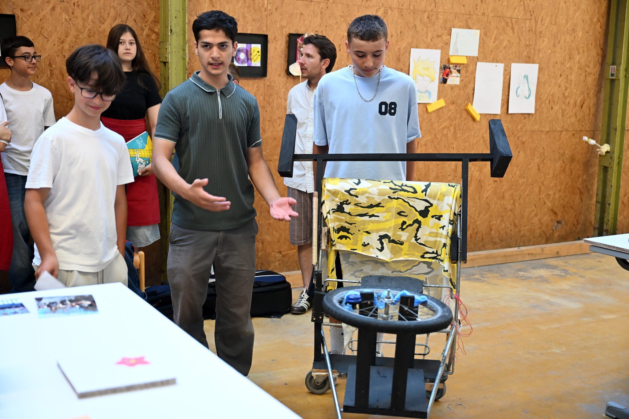 Gemeinsam präsentierten zwei Schüler ihre außergewöhnliches Kunstprojekt vor dem Publikum.