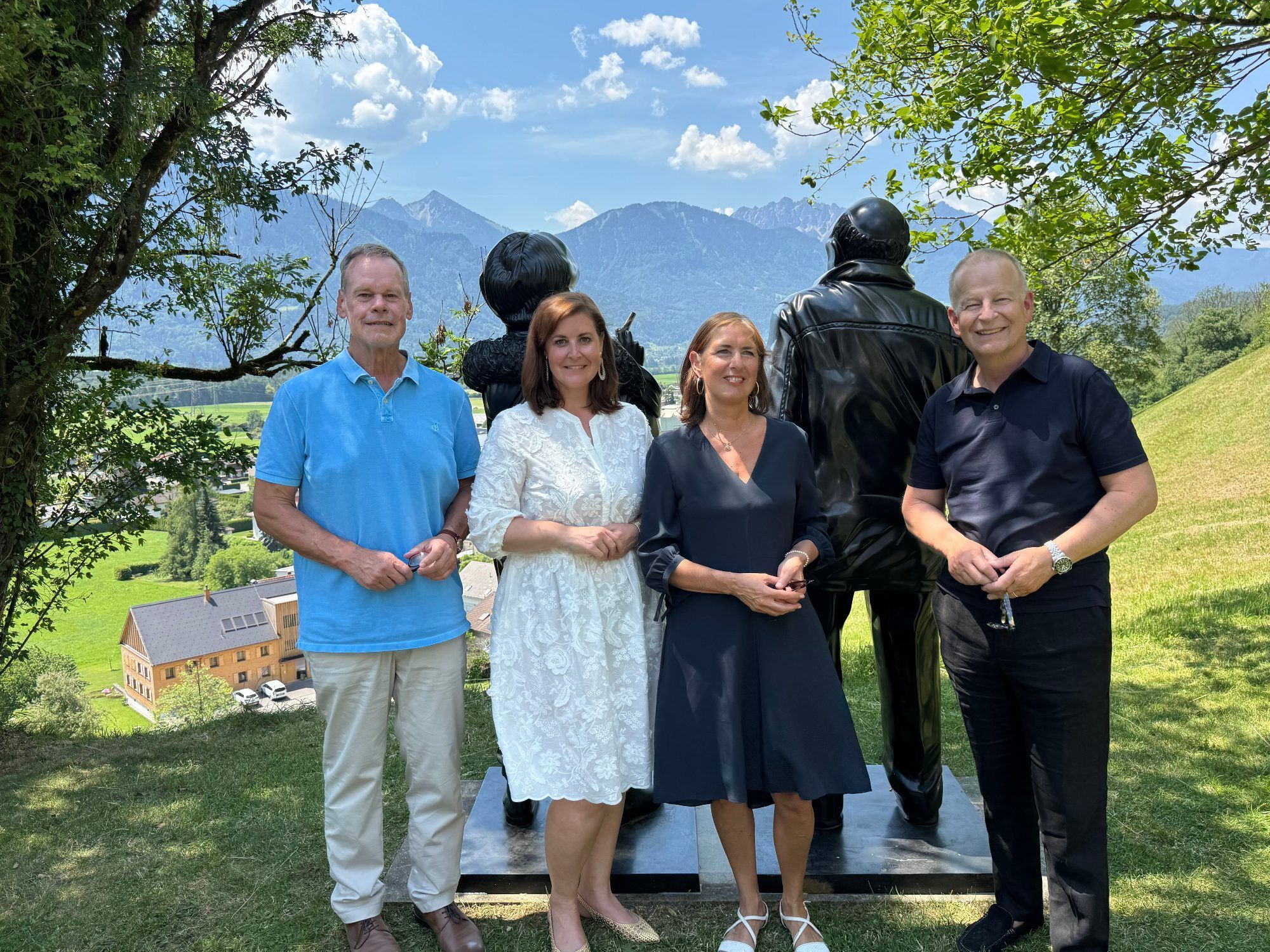 Vernissageredner Thomas Schiretz, Falkenhorst Geschäftsführerin Verena Burtscher, Vereinsobfrau Elisabeth Tschann und Künstler Georg Loewit bei der Eröffnung des Blumenegger Skulpturenparks.