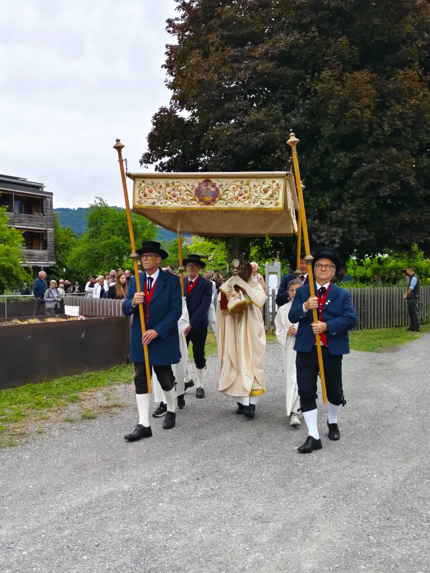 Pfarrer Cliford Antony trug die geweihte Hostie bei der traditionellen Prozession durch Frastanz.