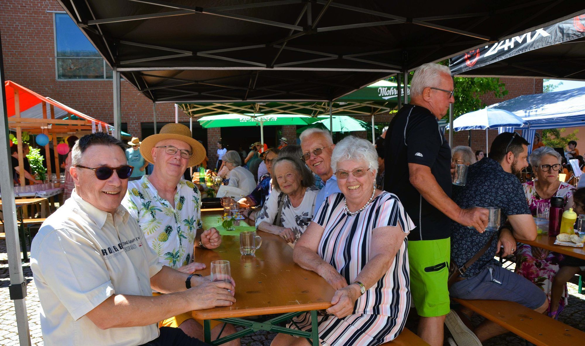 Willkommene Begegnungen und angeregte Gespräche beim sommerlichen Pfarrfest.