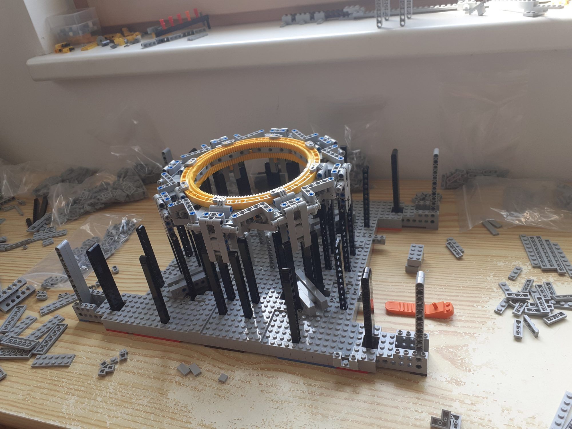Aus Tausenden Legosteinen entsteht ein Kran, der die Besucher beim Jubiläum begeistern soll.