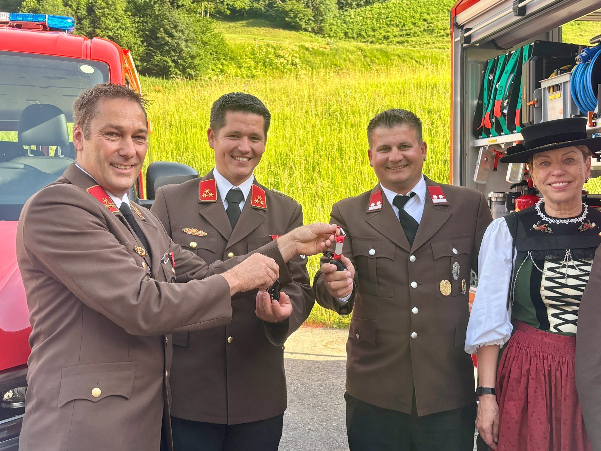 Bürgermeister Martin Burtscher übergab die Schlüssel an Kommandant Maximilian Schöpf und Fahrzeugwart Simon Reisinger.