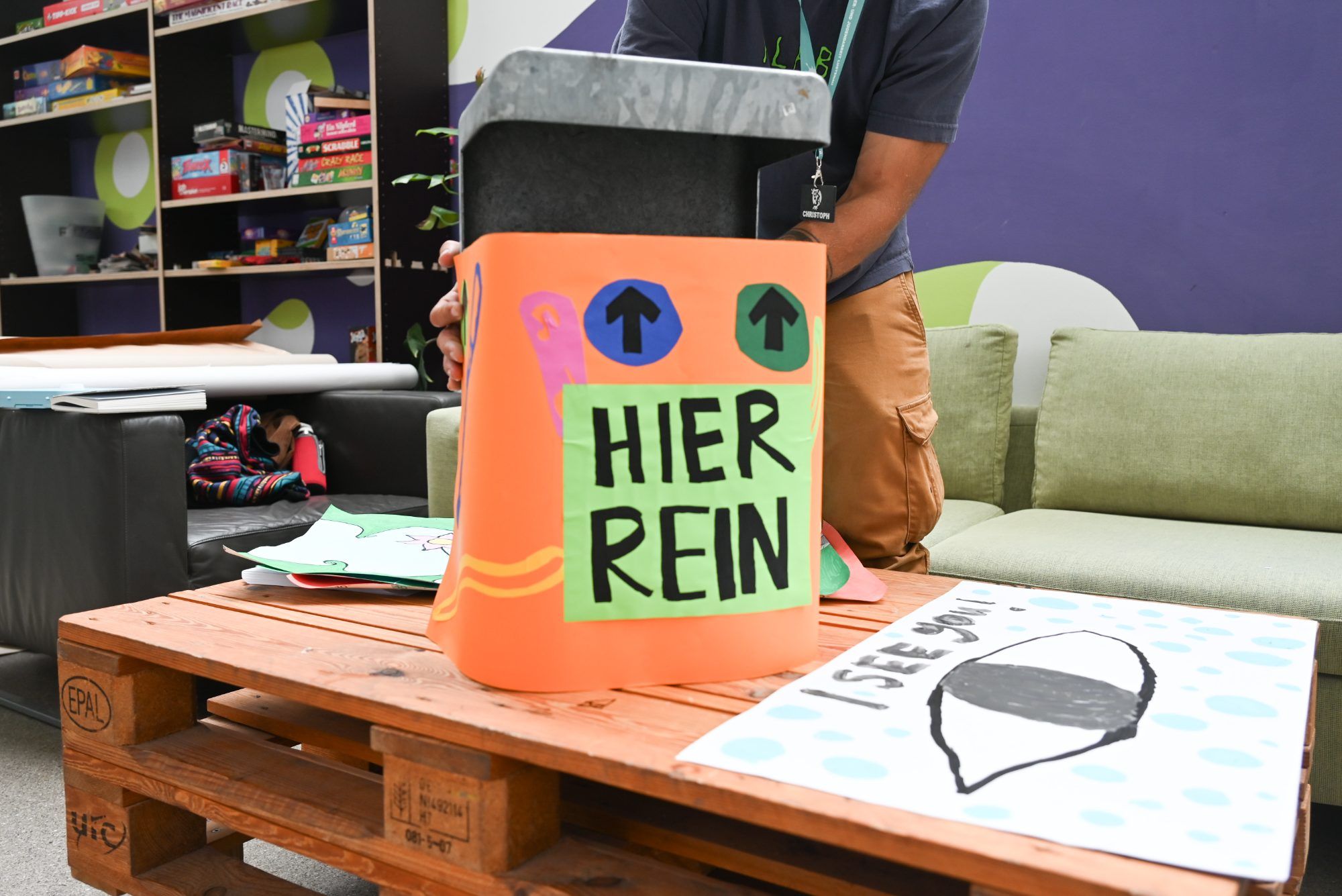 Welches Design schafft es am Ende auf die Mistkübel in Lustenau. Kommenden Donnerstag kann jeder seine Stimme im dô dafür abgeben. 