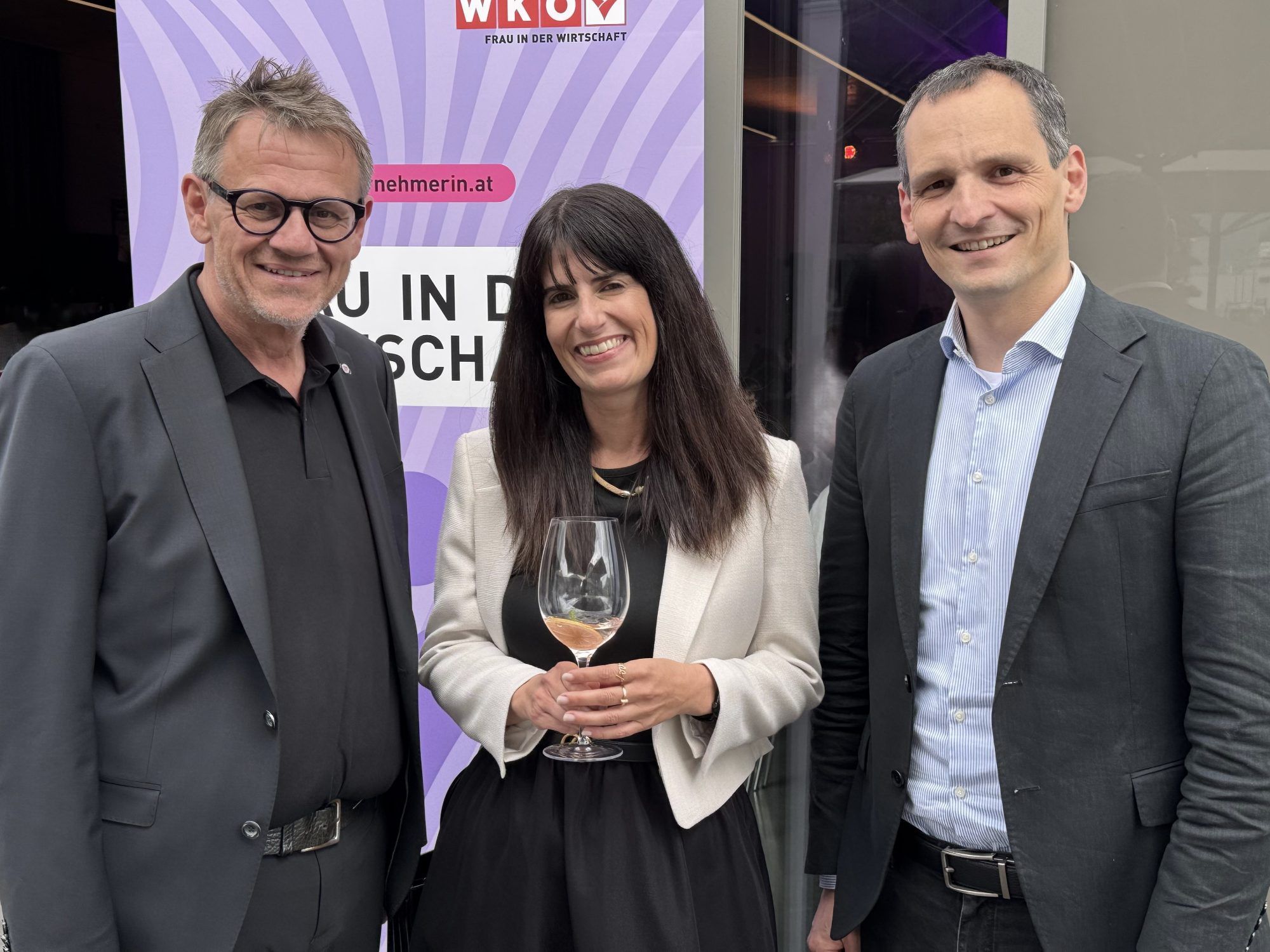Christoph Thoma und Wirtschaftskammer Direktor Julian Fessler mit Speakerin Elvira Häusler.