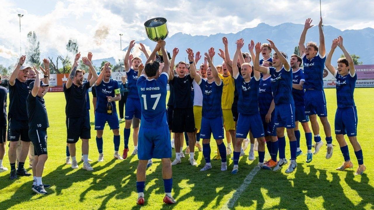 Röthis jubelt über den vorzeitigen Meistertitel in der VOL.AT-Eliteliga. VN-SERRA