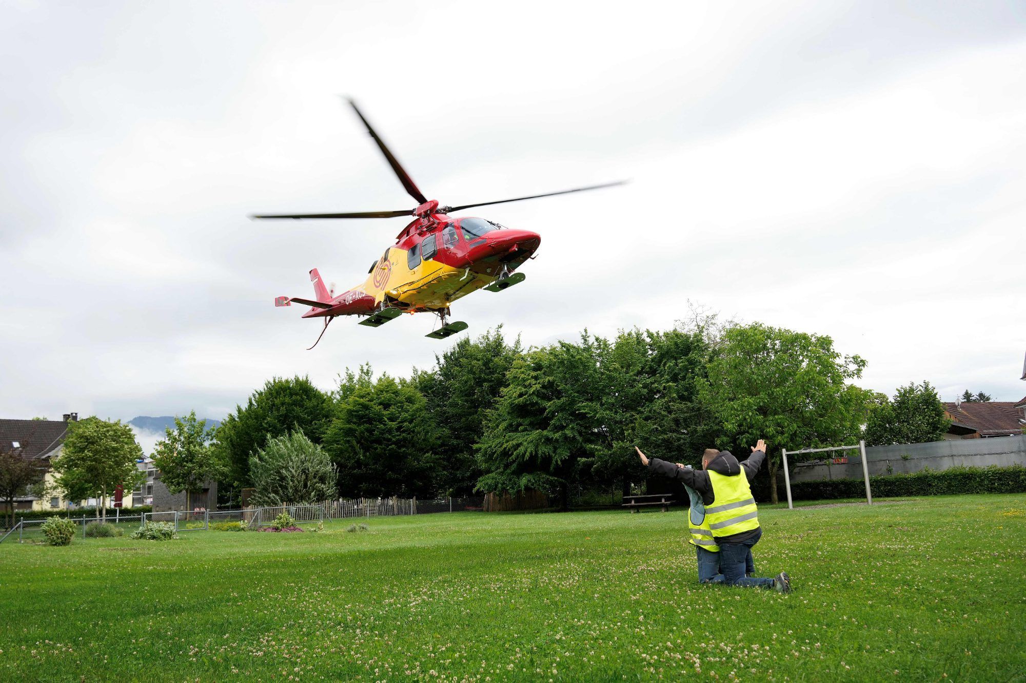 Ein spektakulärer Höhepunkt beim Schulfest: Ein Hubschrauber landet auf der Kindergartenwiese.