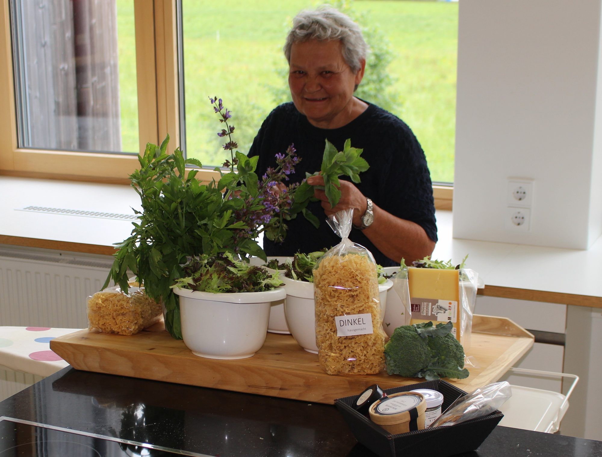 Isabella Moosbrugger, Obfrau der Gartenfreunden Reuthe-Bezau, wusste viel über Kräuter aus dem eigenen Garten oder aus der „freien Wildbahn“ zu erzählen.