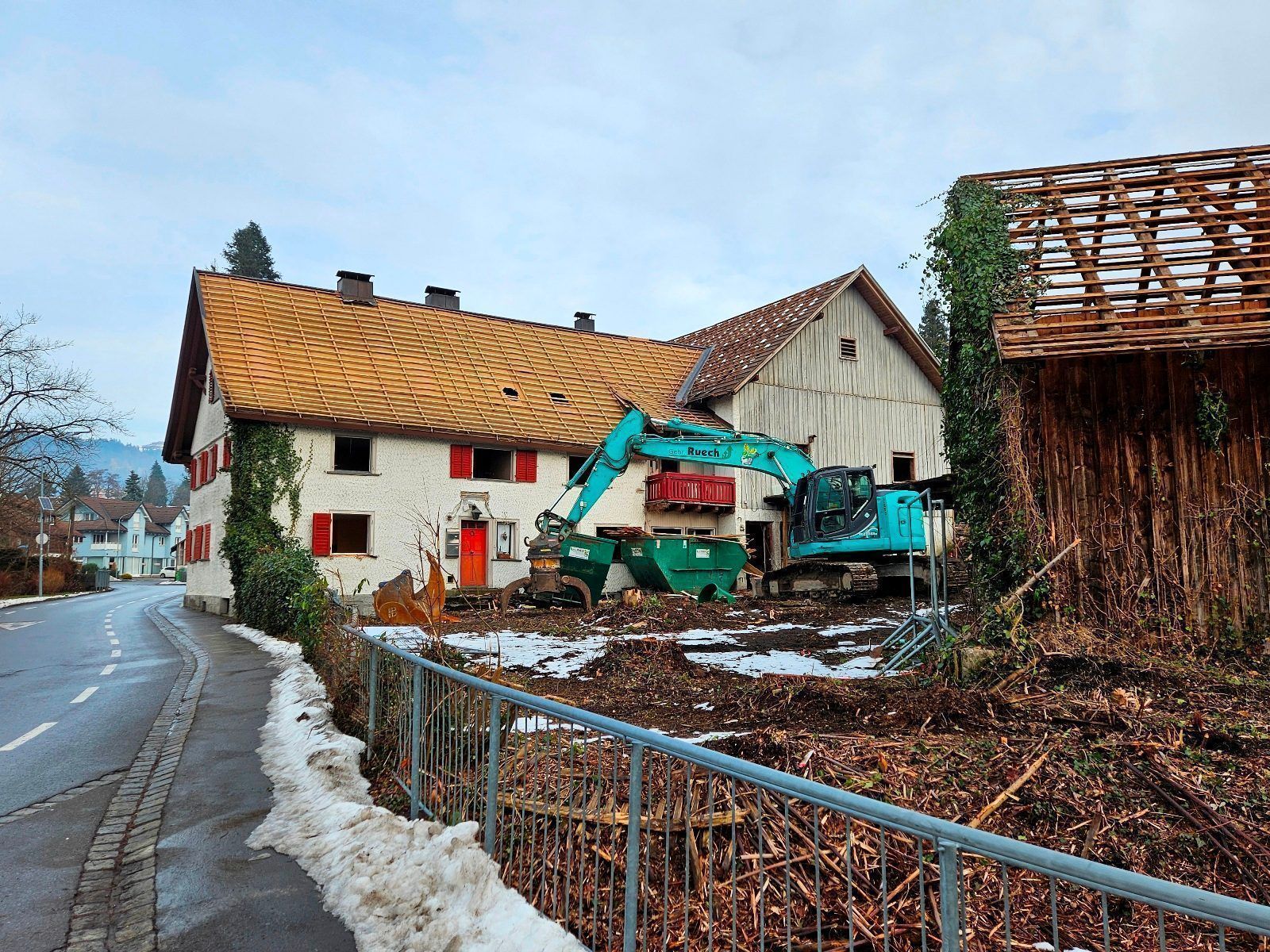 Auf den ehemaligen Hehle-Gründen wurden zwei ältere Gebäude, ein Wohnhaus und ein landwirtschaftlich genutztes Nebengebäude, abgerissen.