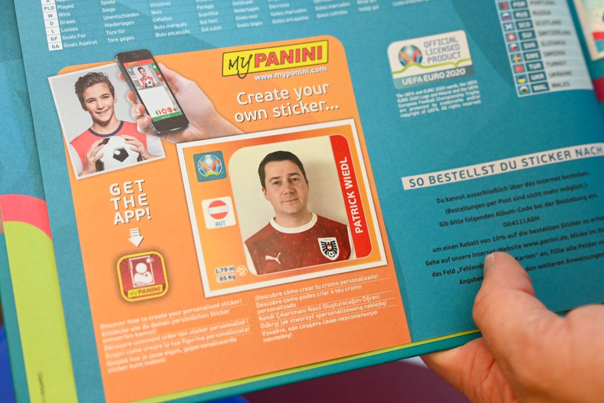 Manchmal konnten Fans sogar ein eigenes Panini-Sticker von sich anfertigen lassen. Das hat Patrick Wiedl selbstverständlich auch gemacht.