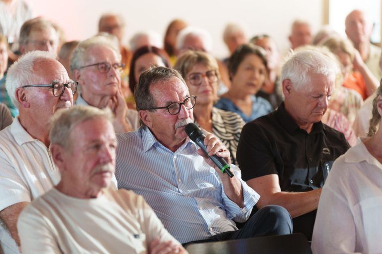 Politiker in die Rolle der Moderatoren schlüpfen