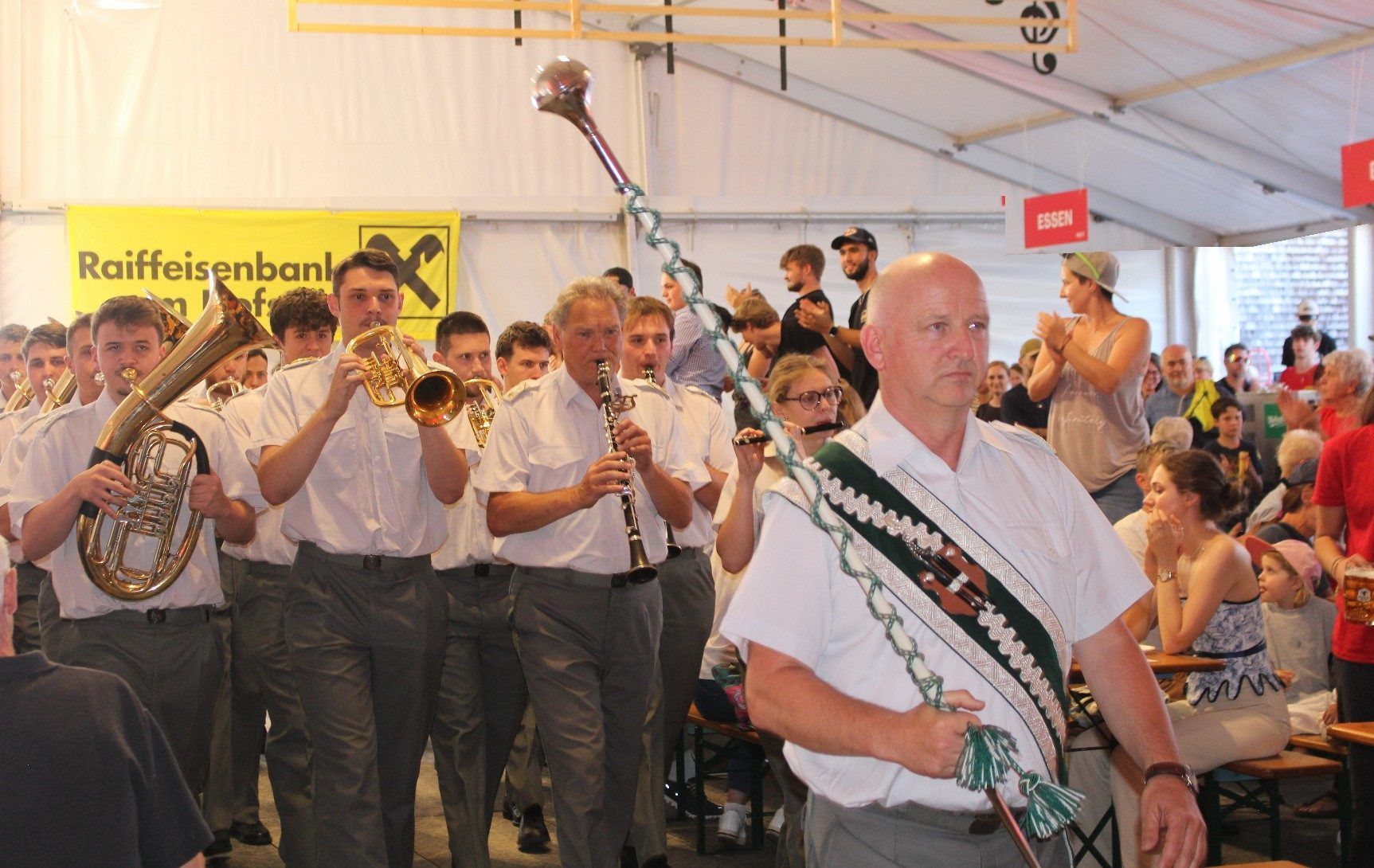 Jetzt geht’s los! Jetzt geht’s los . . .! die Militärmusik marschiert ein, um den Festabend schwungvoll zu eröffnen.