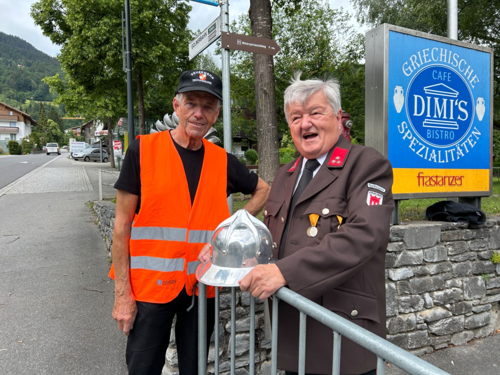 Insgesamt 113 Jahre Dienst bei der Feuerwehr kommen mit Siegi Loretz und Werner Fritz hier zusammen.