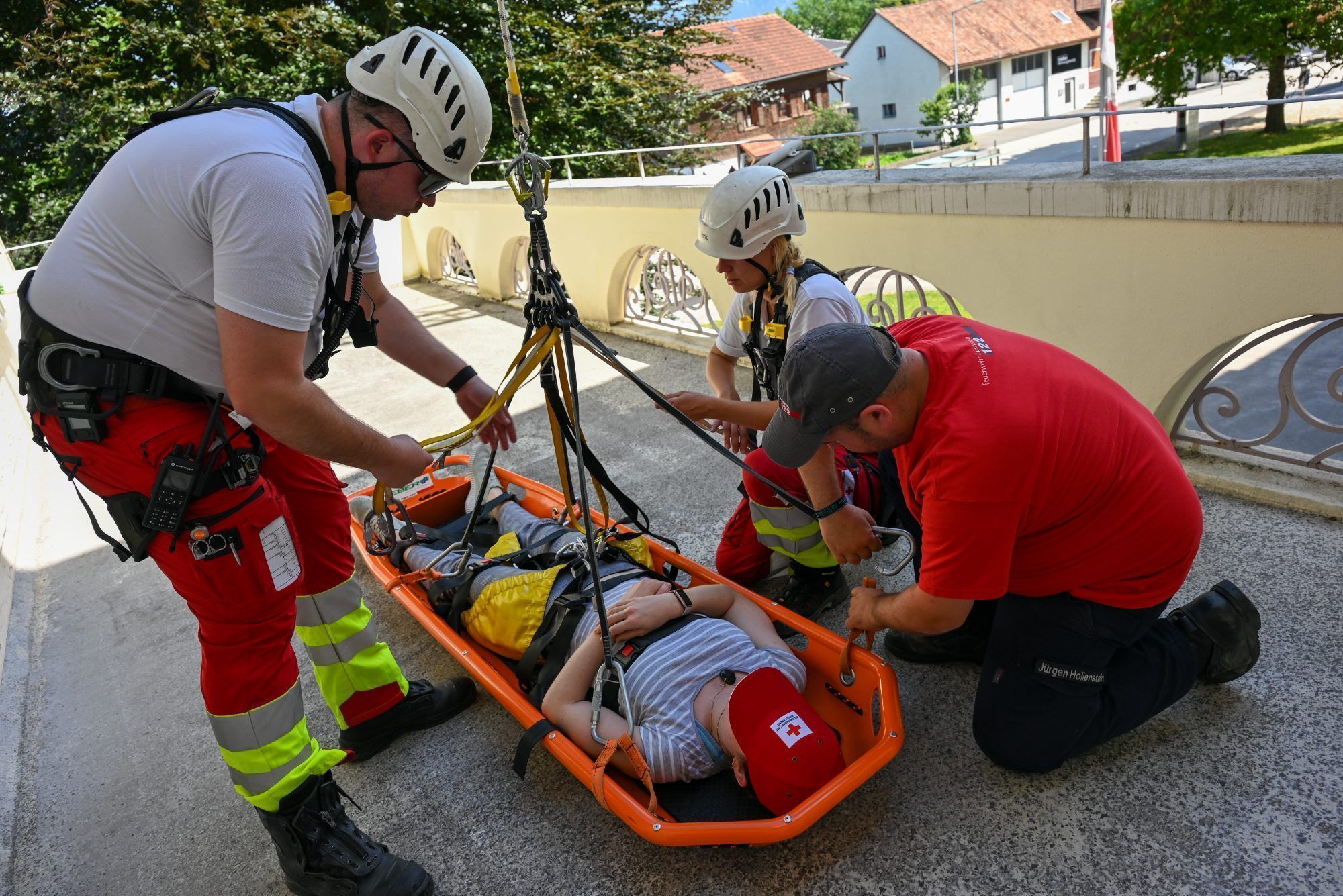 Die Patientin wurde für die Bergung vom Balkon vorbereitet.