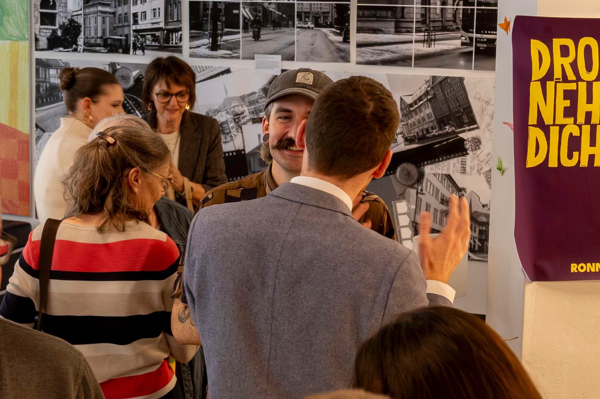 Die Ausstellung im WirkRaum der Caritas stieß auf großes Interesse und lud zum Austausch über die vielfältigen Arbeiten ein.