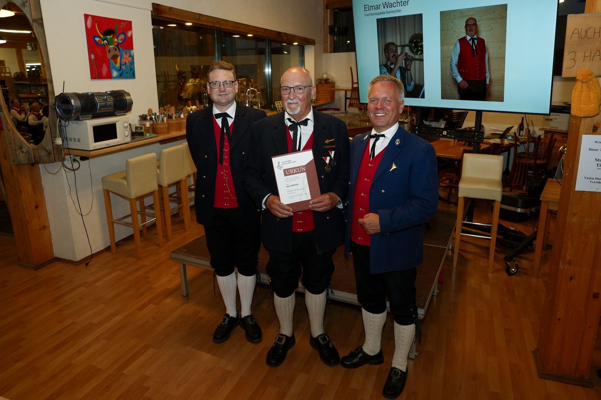 Wurde mit der goldenen Spange mit Kranz für unglaubliche 60 Jahre Zugehörigkeit zur Blasmusik geehrt: Elmar Wachter (Mitte) mit Bezirkskapellmeister Stefan Ruprecht (li) und Landesobmann Thomas Rudigier (re)