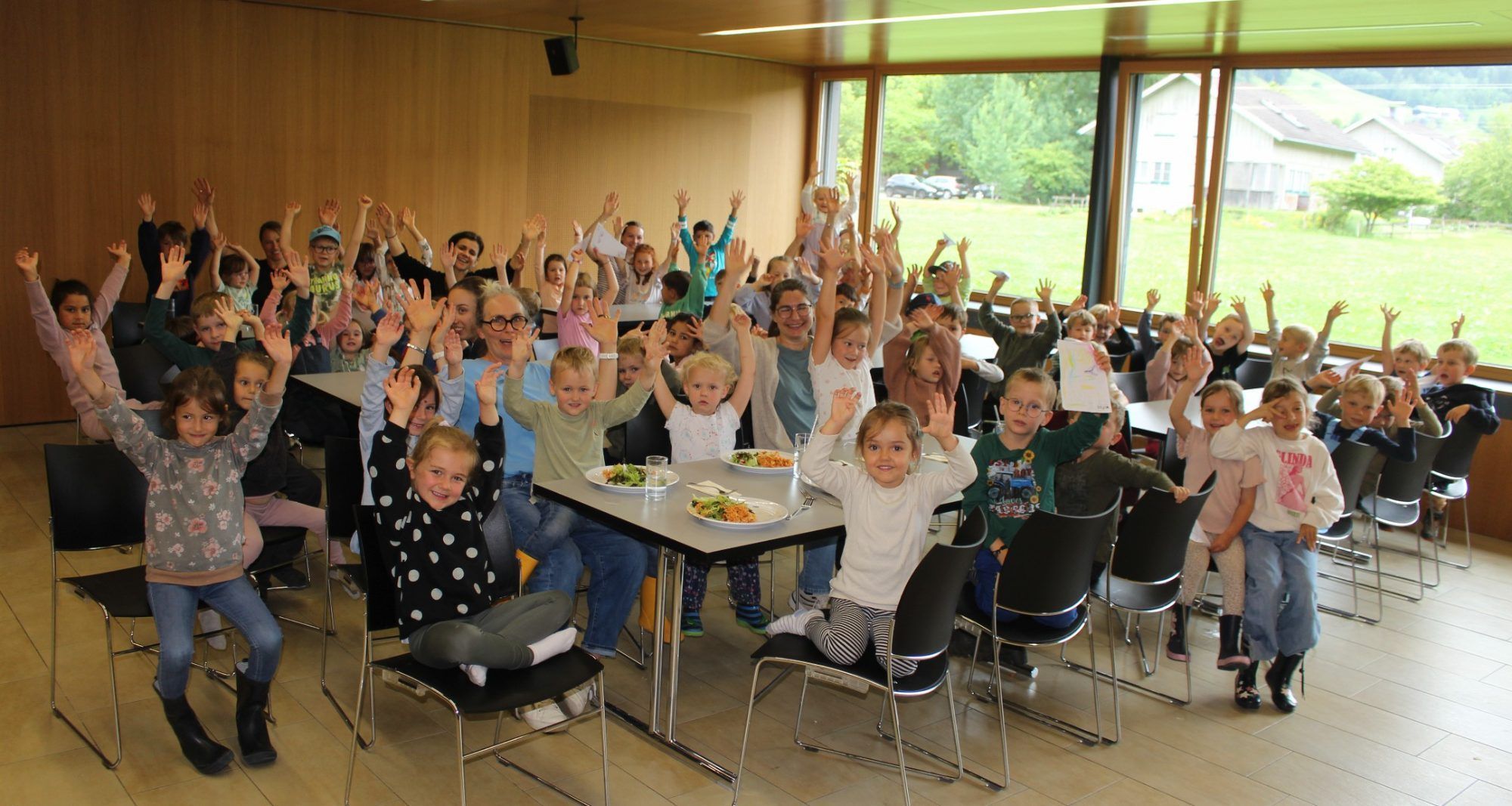 Riesenhallo bei den 60 Kindergartenkindern aus Mellau und Reuthe zum Abschluss eines spannenden Vormittags – sie ließen sich das leckere Menü, bei dessen Zubereitung sie fleißig mithelfen durften, schmecken. PETER STRAUSS
