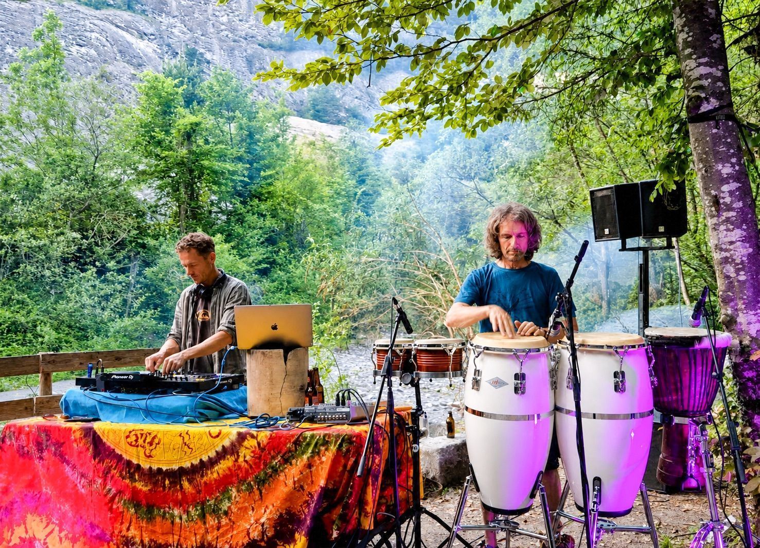 DJ Cauac (Andreas Hofer) und Percussionist SaHu (Hubert Sander) sorgen für den perfekten Sound am Samstag.