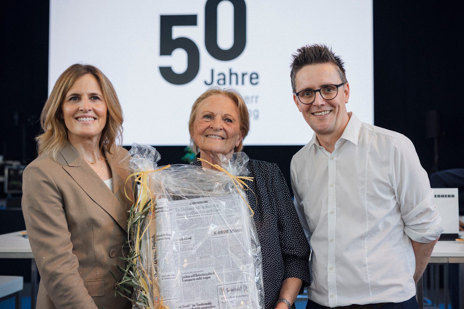 russmedia-GF Georg Burtscher brachte ein Geschenk für Patricia Rüf und Isole Liebherr..