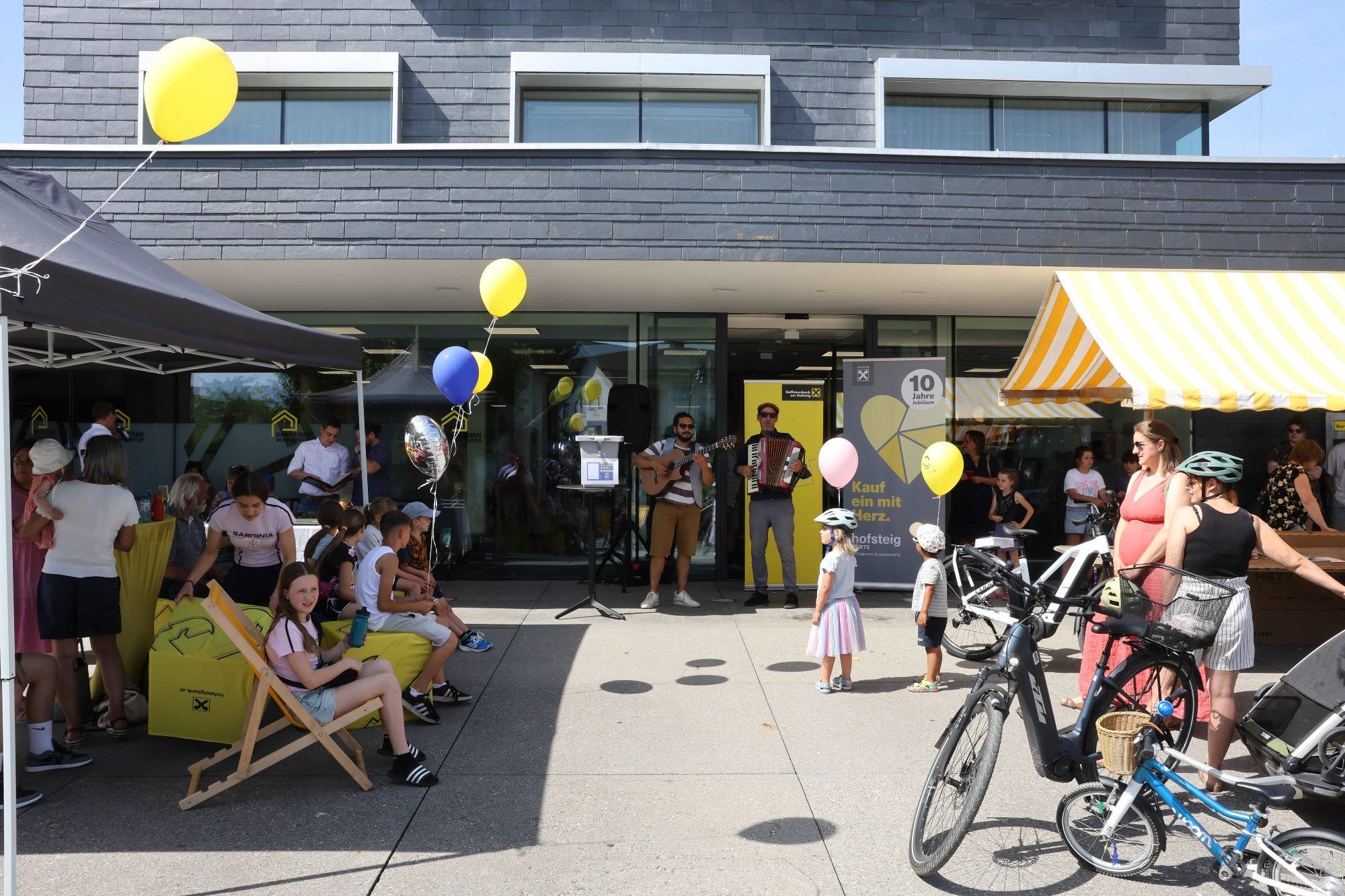 Live-Musik vor der Raiffeisenbank am Hofsteig.