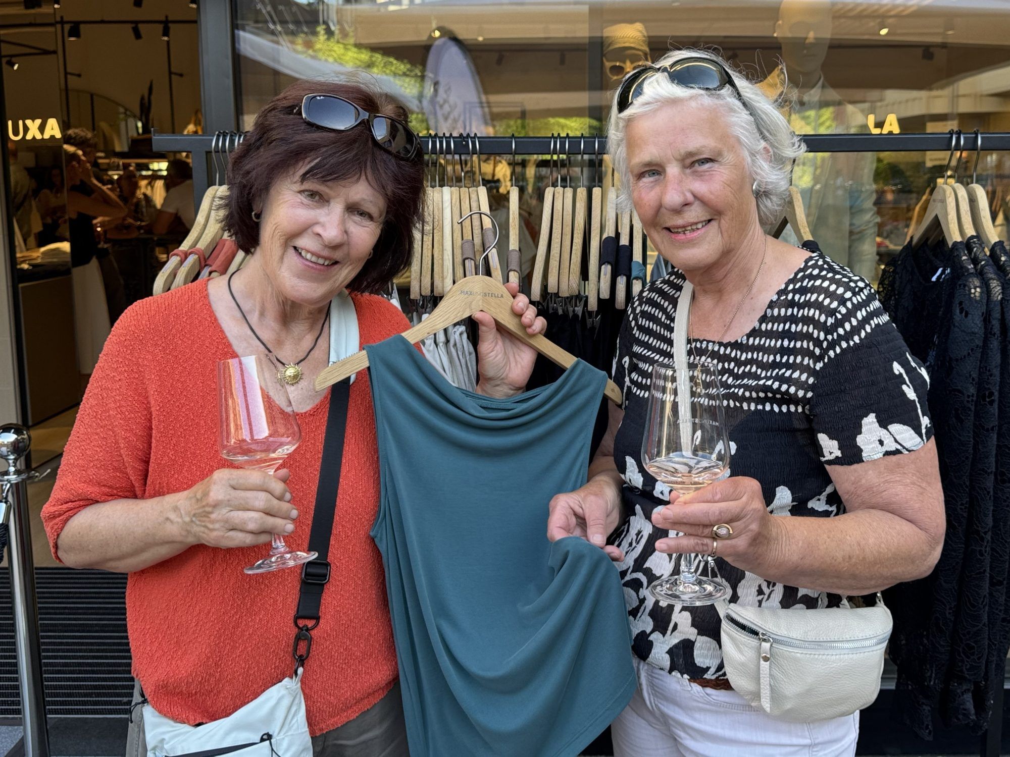 Unter den Besuchern: Renate Stecher und Hedwig Hadler.