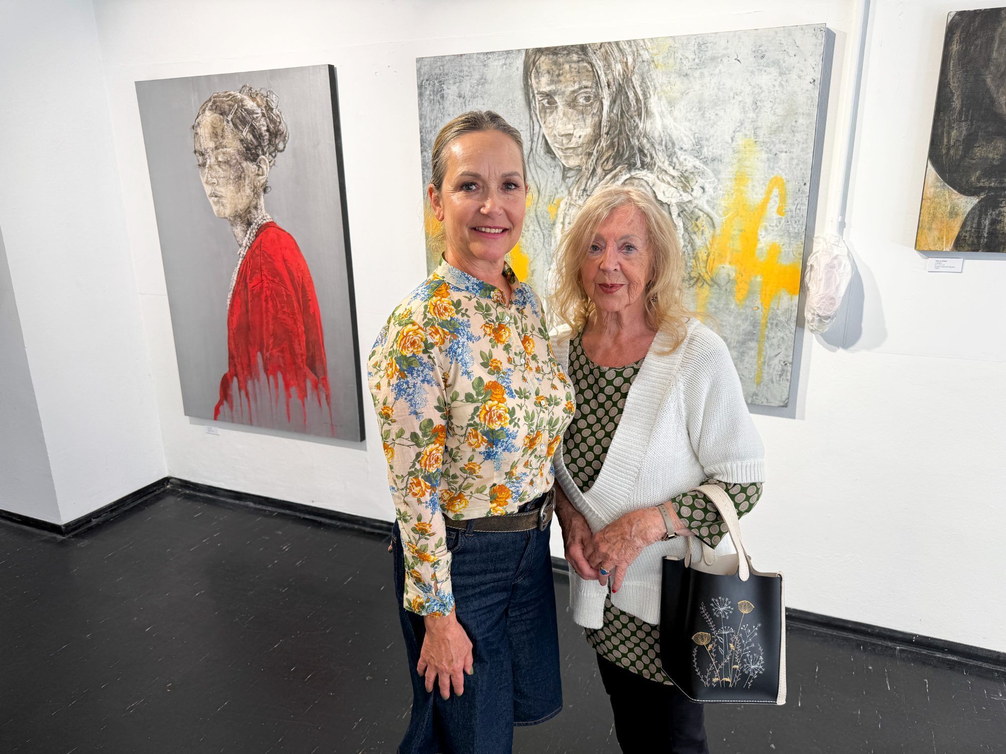 Jutta Loibner und Roswitha Steger gefielen die Werke des Künstlers