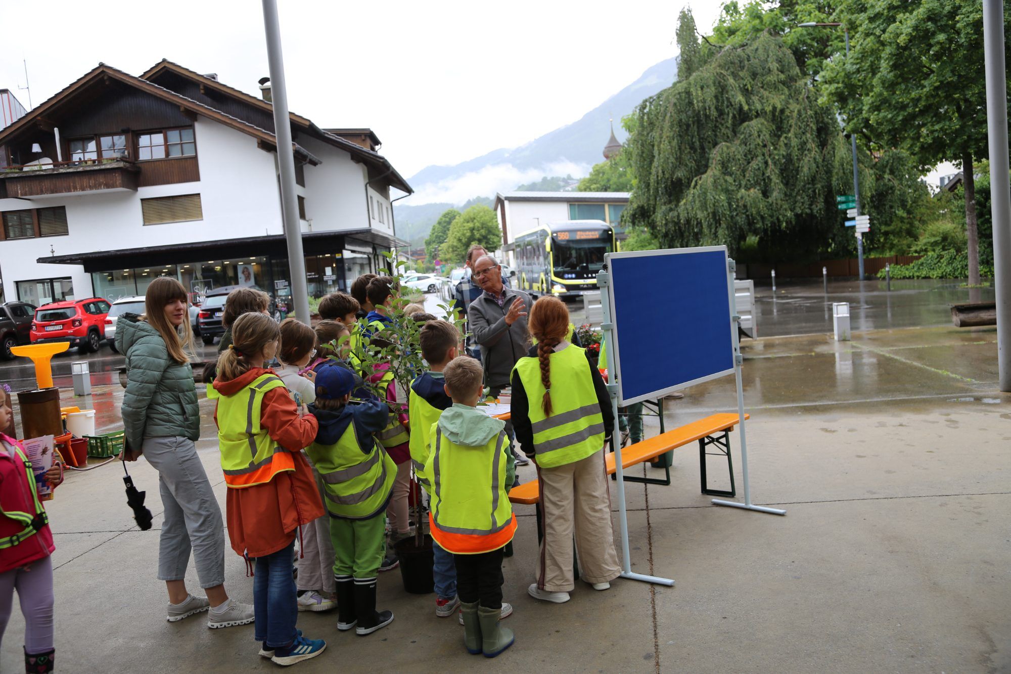 Pomologe Arthur Bertel informiert die Volksschüler