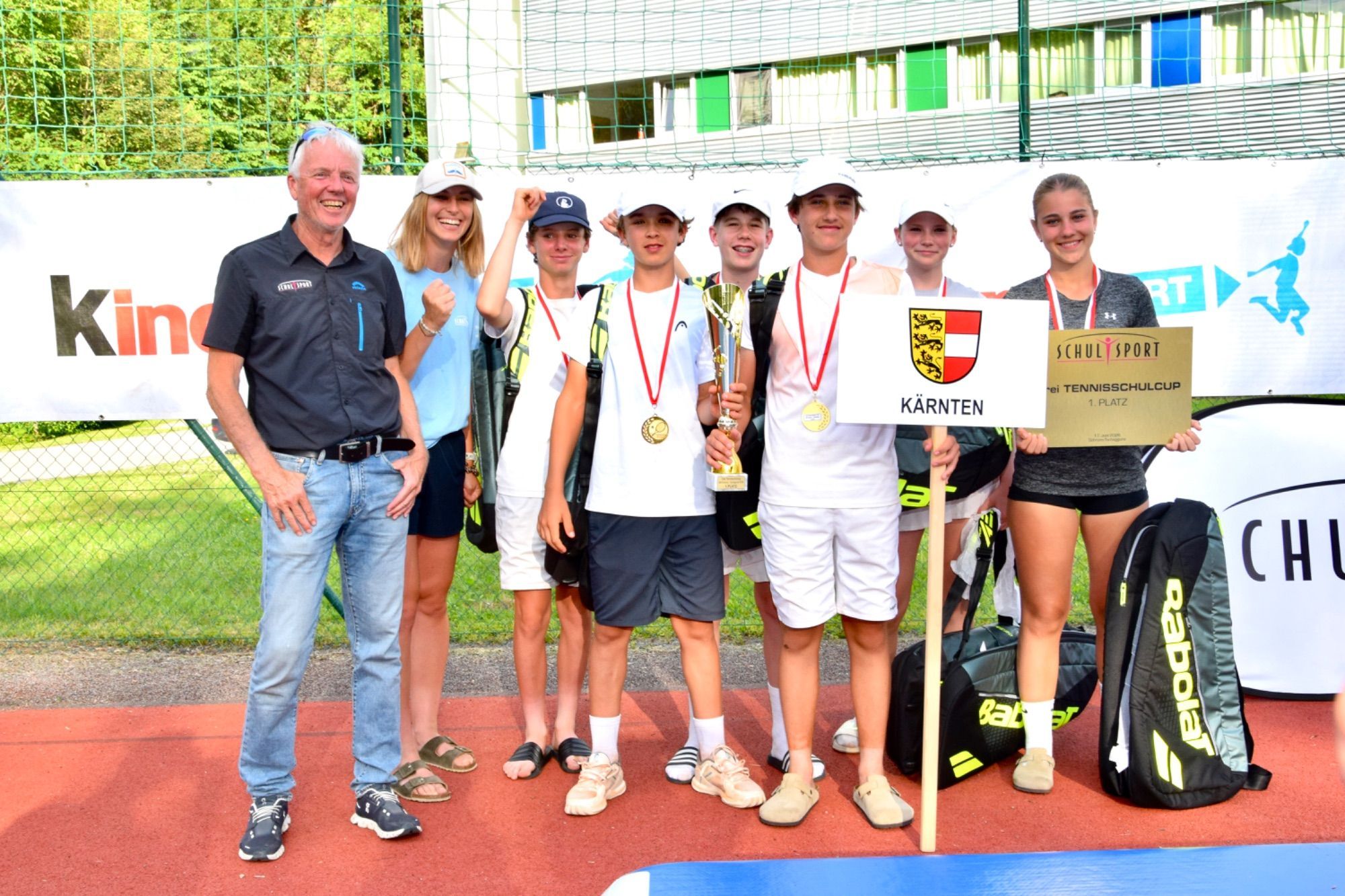 1. Platz: Kärnten. Tennis-Bundesreferent Herbert Kleber (l.) gratulierte.
