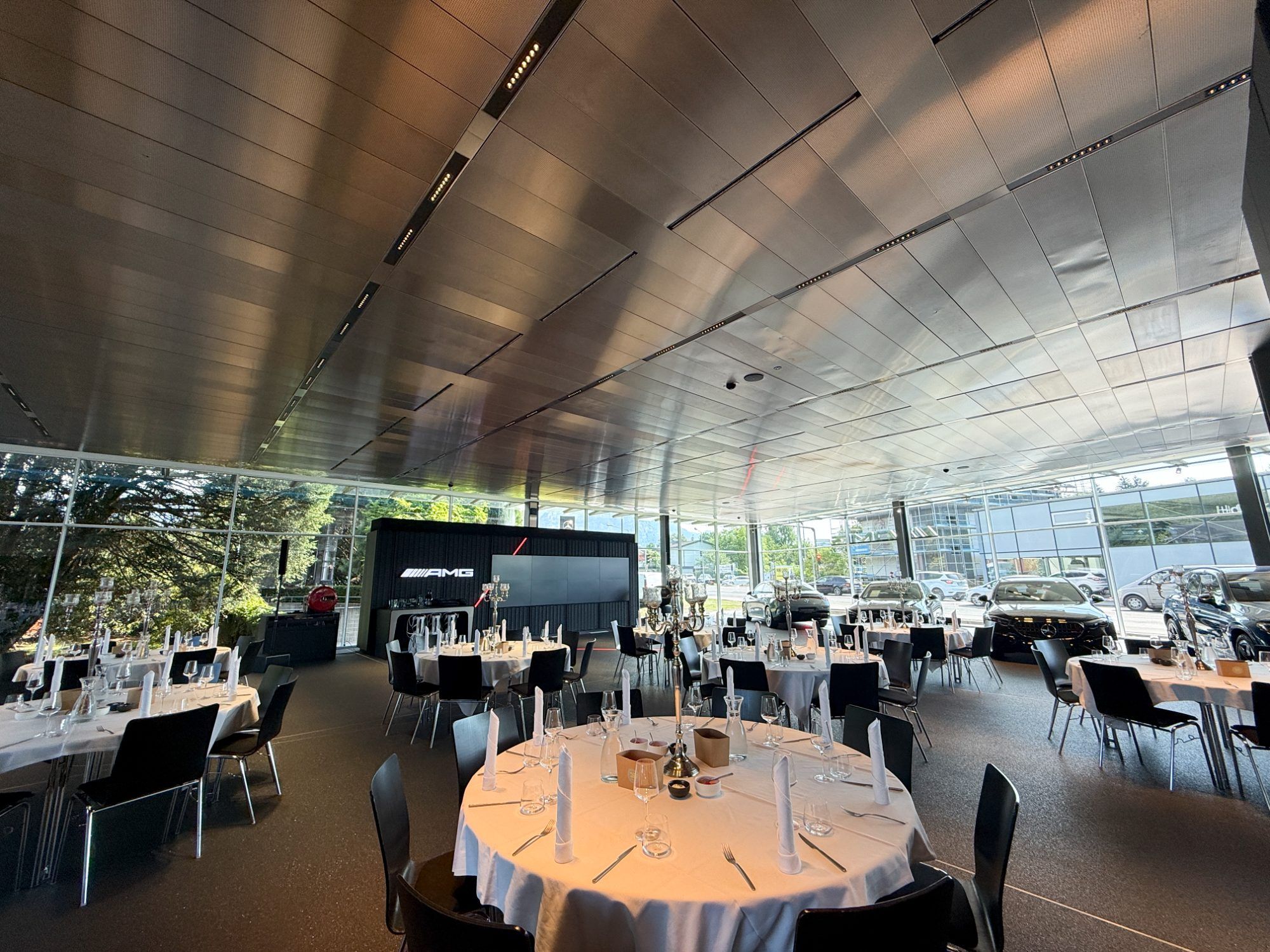 Der Schaumraum der Schneider Automobil GmbH wurde zum festlichen Gala-Saal umdekoriert