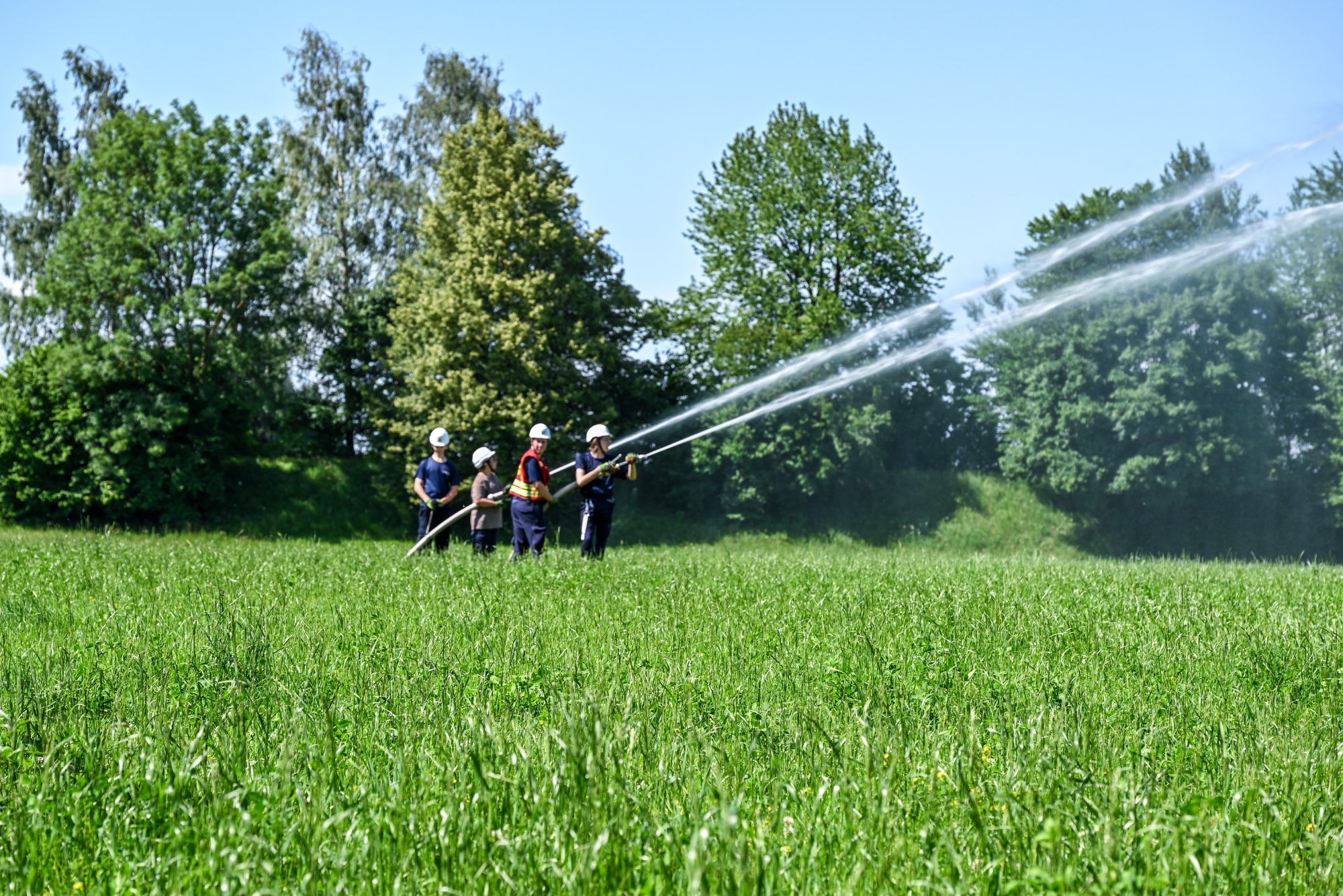 Die Jugendlichen bewässerten die umliegenden Flächen, um ein weiteres Ausbreiten des Feuers zu verhindern.
