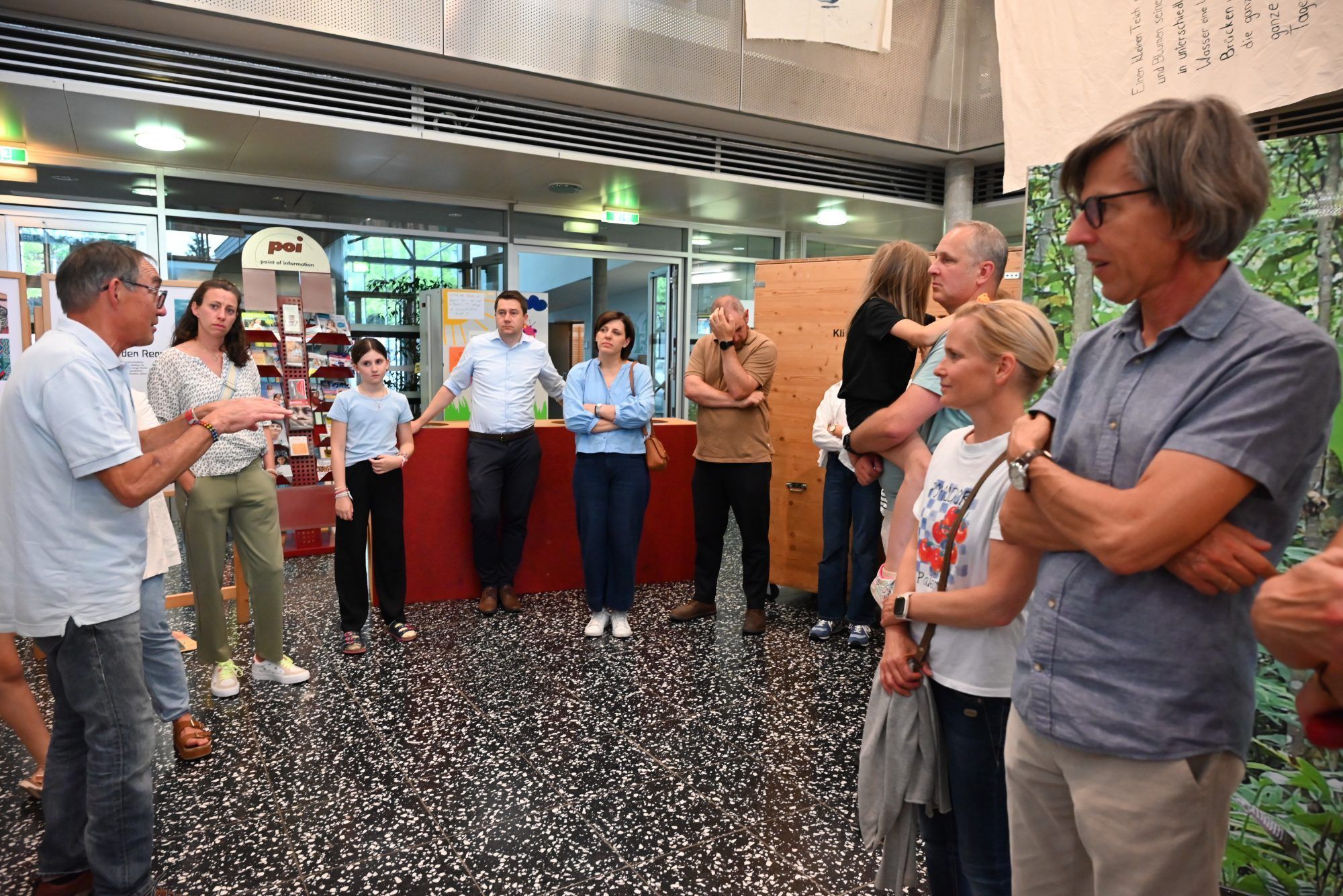 Welche Auswirkungen unser Verhalten auf den Regenwald in Kolumbien hat, erfuhren die Gäste bei der Führung durch die Ausstellung.