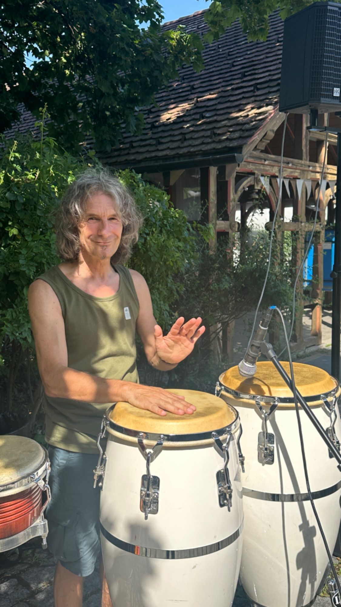 An den Drums: Percussionist SaHu.