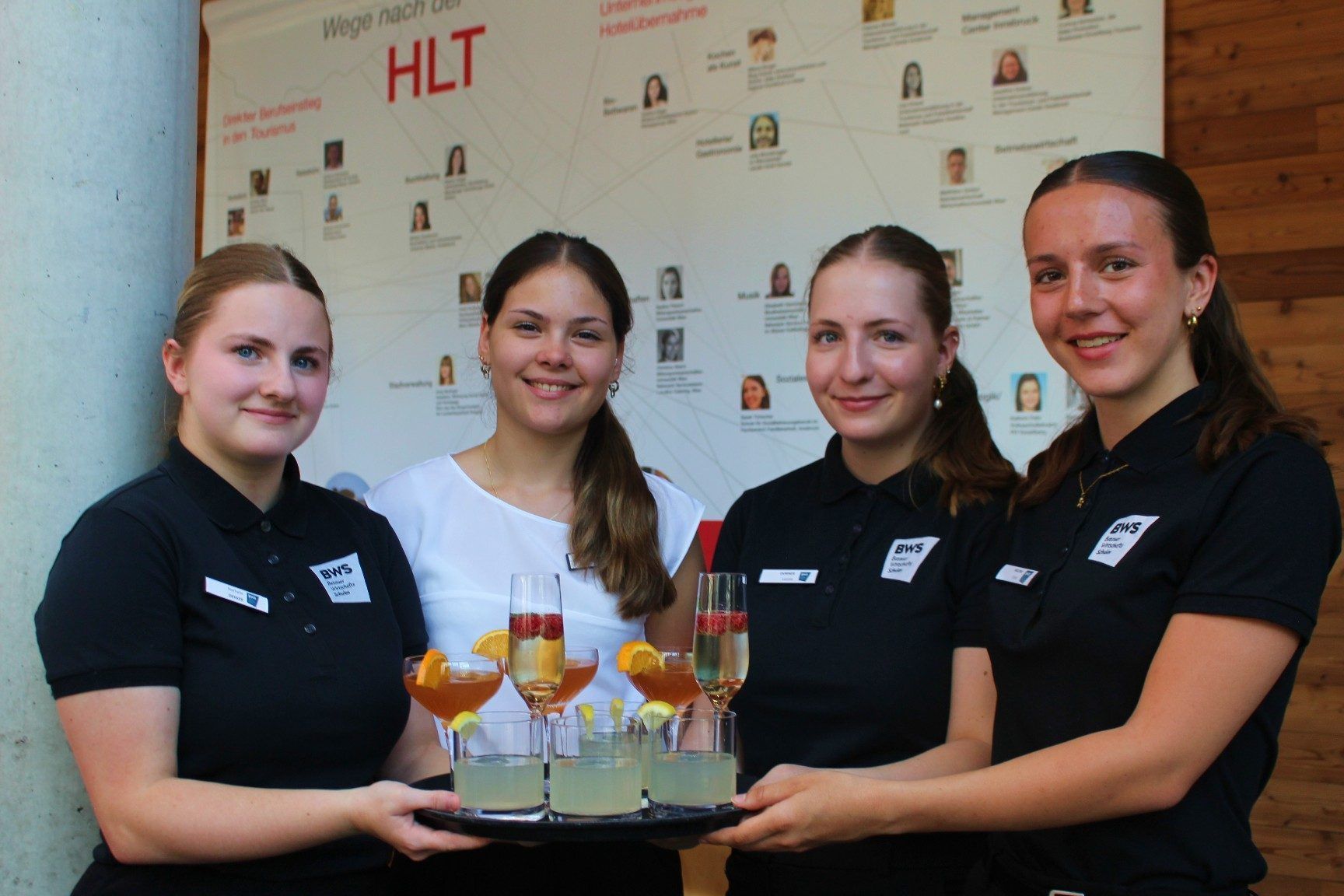 Teil der Prüfung ist auch Personalführung: die Prüflinge teilen Assistentinnen aus der dritten Klasse zur Mitarbeit in der Küche und im Service - einschlie0lich Aperitif - ein.