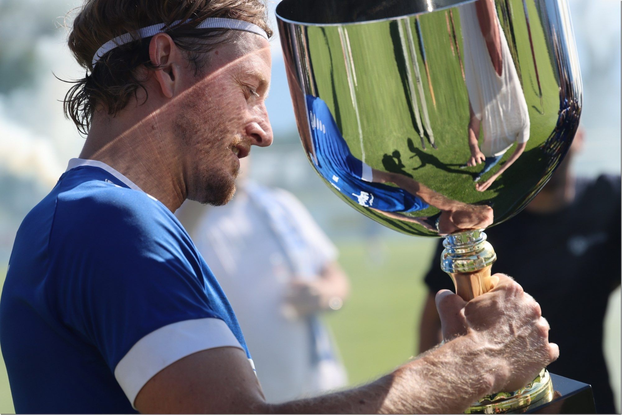 Felix Schöch hält den Meisterpokal. 