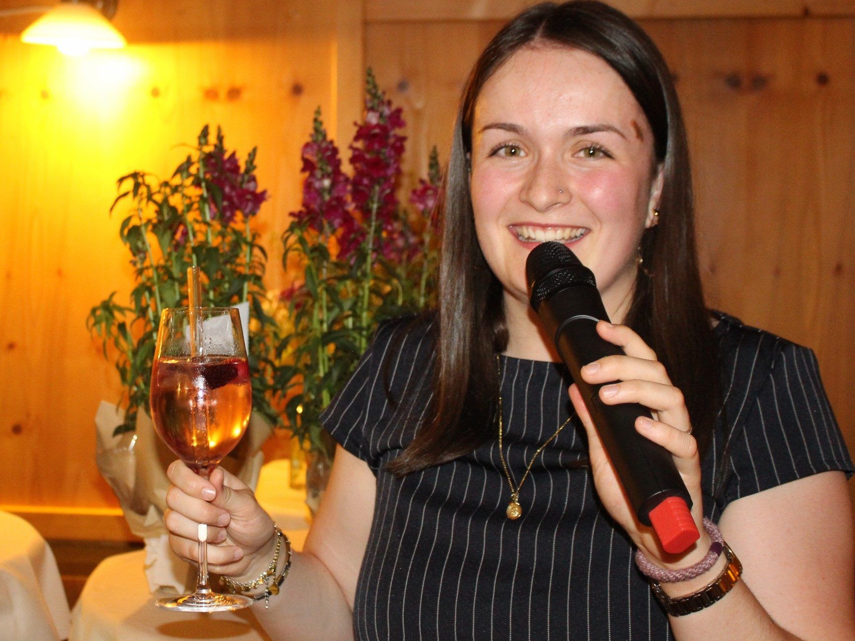 Das Schlusswort des Valets gehörte der Klassensprecherin Helena Albrecht: „Stoßen wir an auf die fünf Jahre die hinter uns liegen und die Zeit, die noch vor uns liegt . . .“
