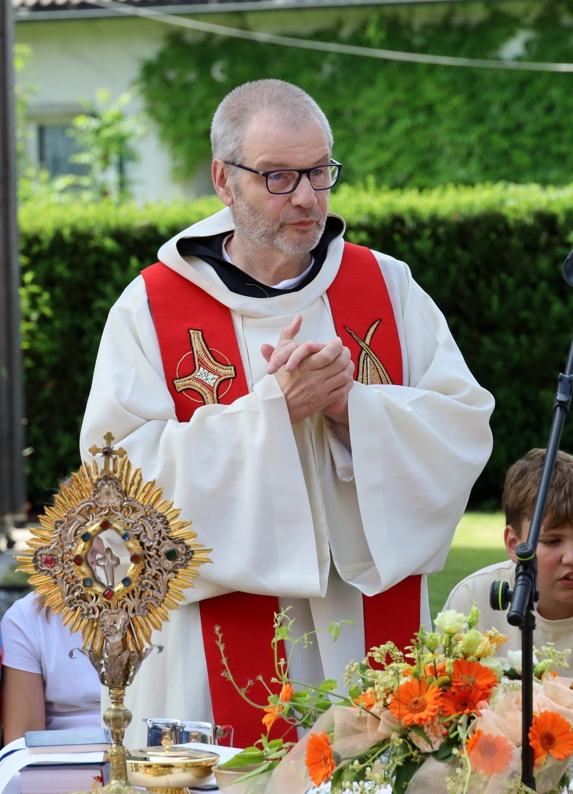 Pater Dimonikus beim Gottesdienst