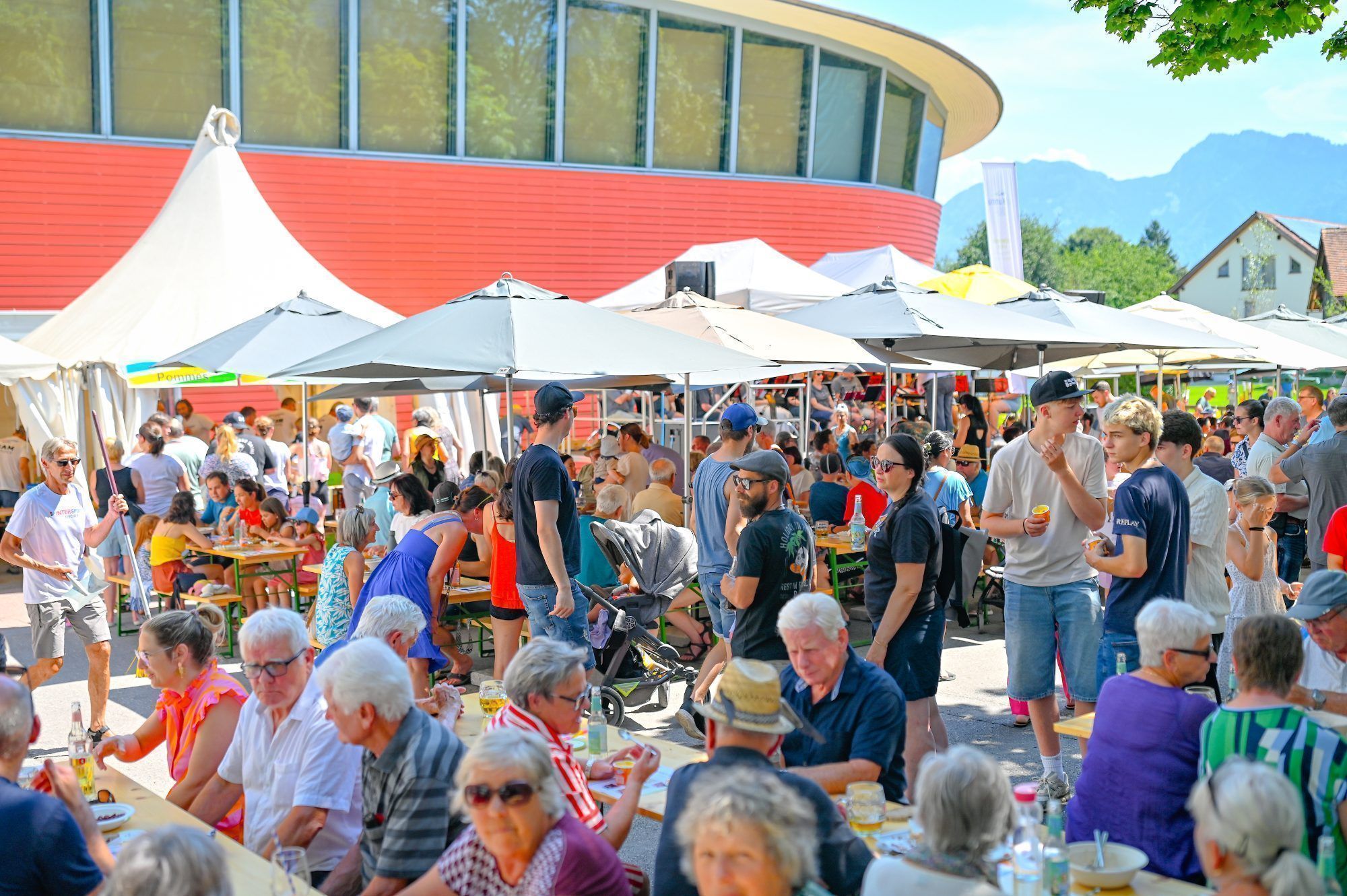 Musik, Unterhaltung, Kulinarik und zahlreiche Aktivitäten lockten viele Besucher zum Sonnenfest nach Mäder. (c) Kasia Ilona