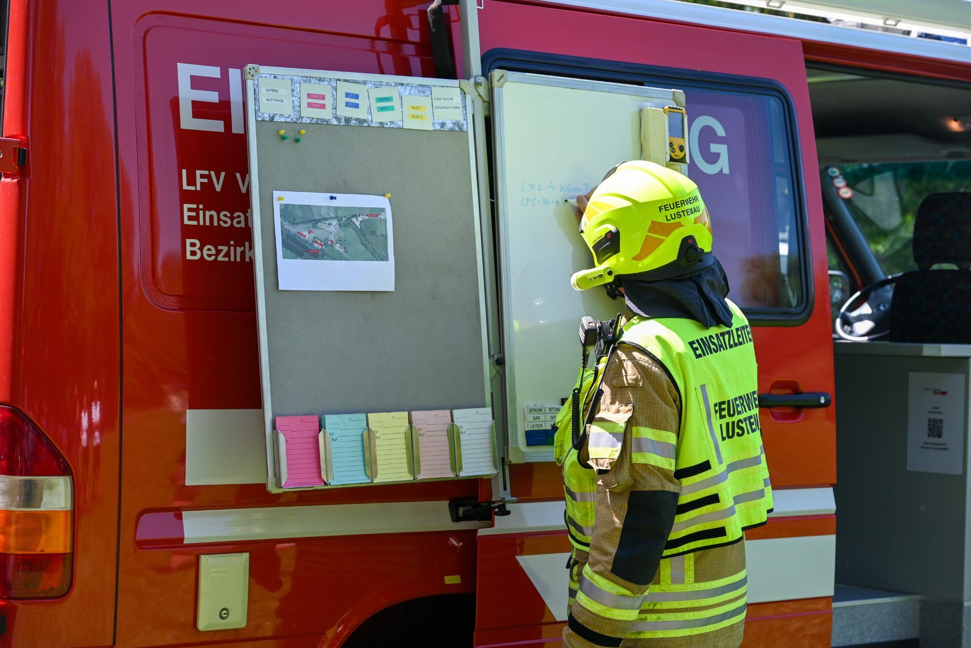 Der Einsatzleiter verschaffte sich schnell einen Überblick und verteilte die Aufgaben.