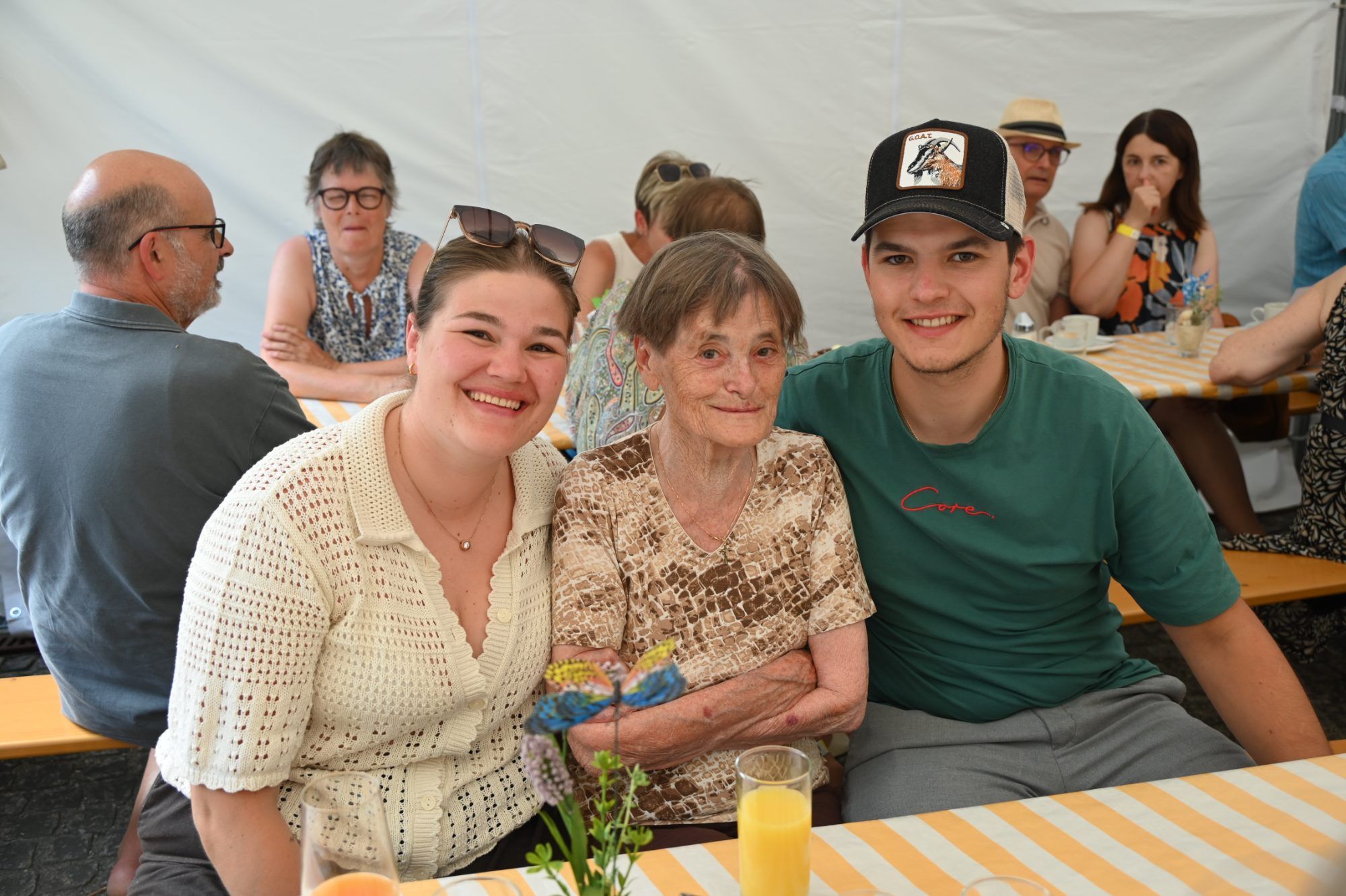 Enkel feierten mit ihrer Oma.
