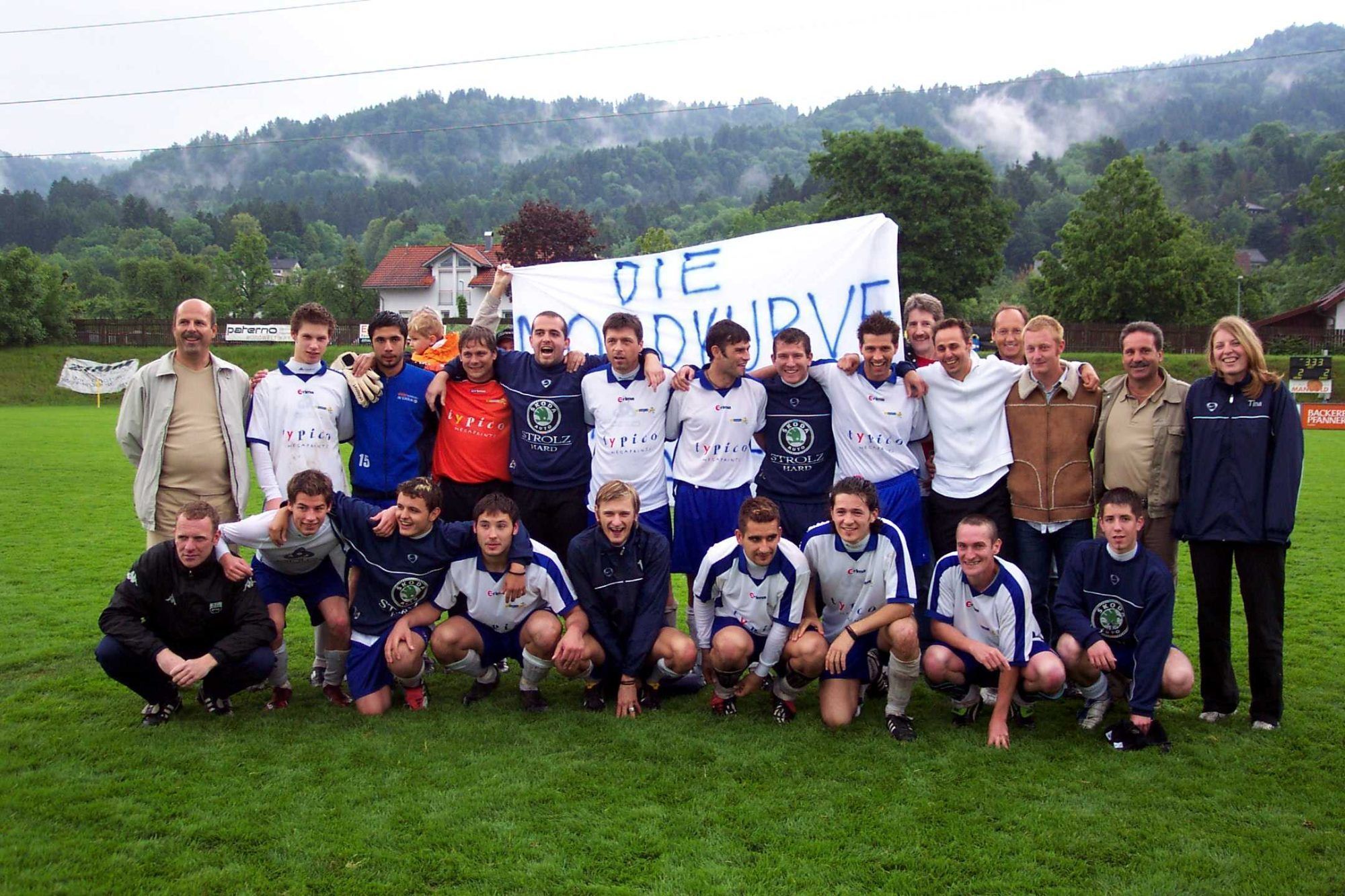 Der SV Lochau befand sich 2004 auf einer Erfolgswelle: Die Kampfmannschaft mit Spielertrainer Alfi Bösch feierte in seinem ersten Trainerjahr den Aufstieg in die Vorarlbergliga (Bild), die 2. Mannschaft mit Trainer Martin Smounig holte in diesem Jahr zudem souverän den Meistertitel bei den Landesliga-Reservemannschaften