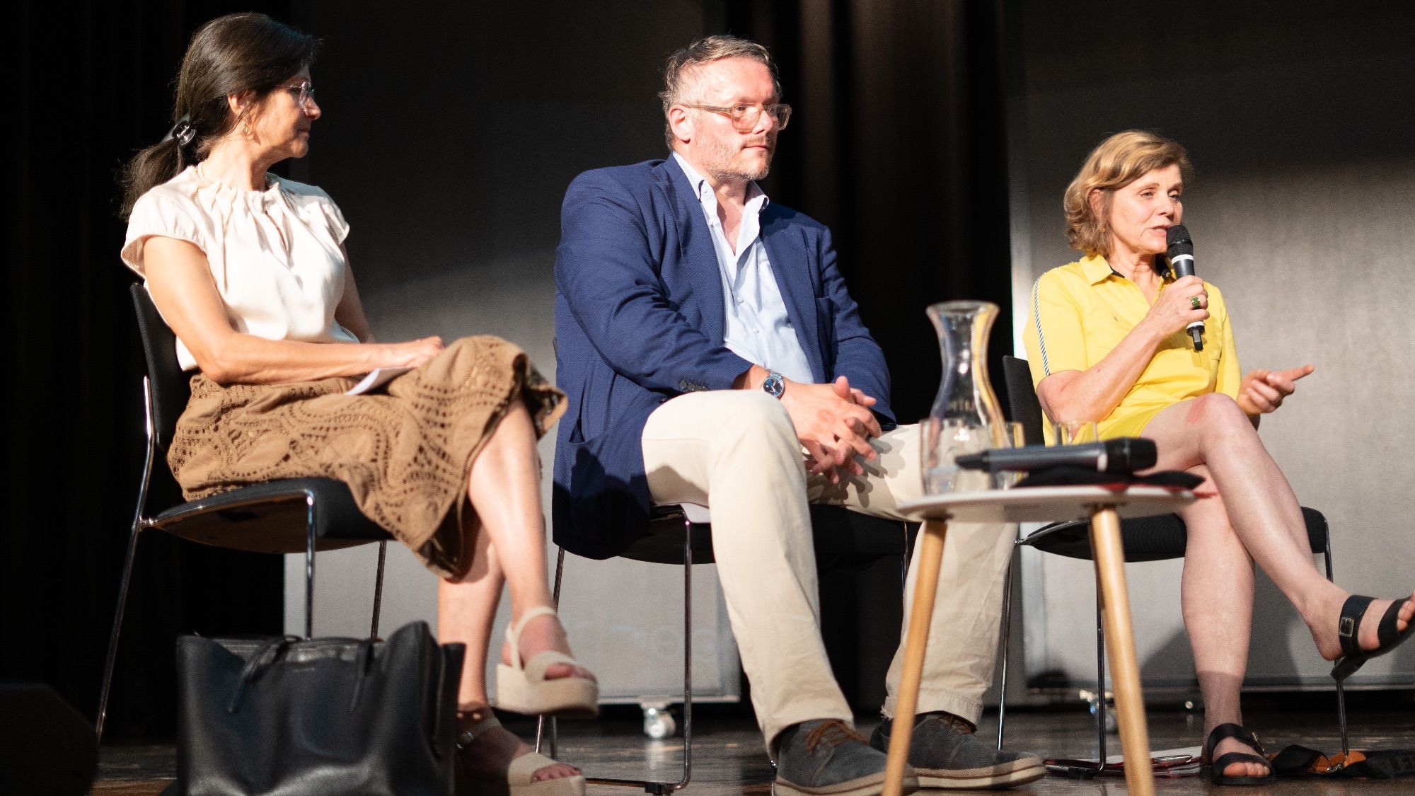 Diskutantinnen und Diskutanten von links nach rechts: Maria Strolz, Direktorin an der Riedenburg, Stefan Rainer, Obmann des Landeselternverbandes und Barbara Schöbi-Fink, Landesrätin für Bildung.