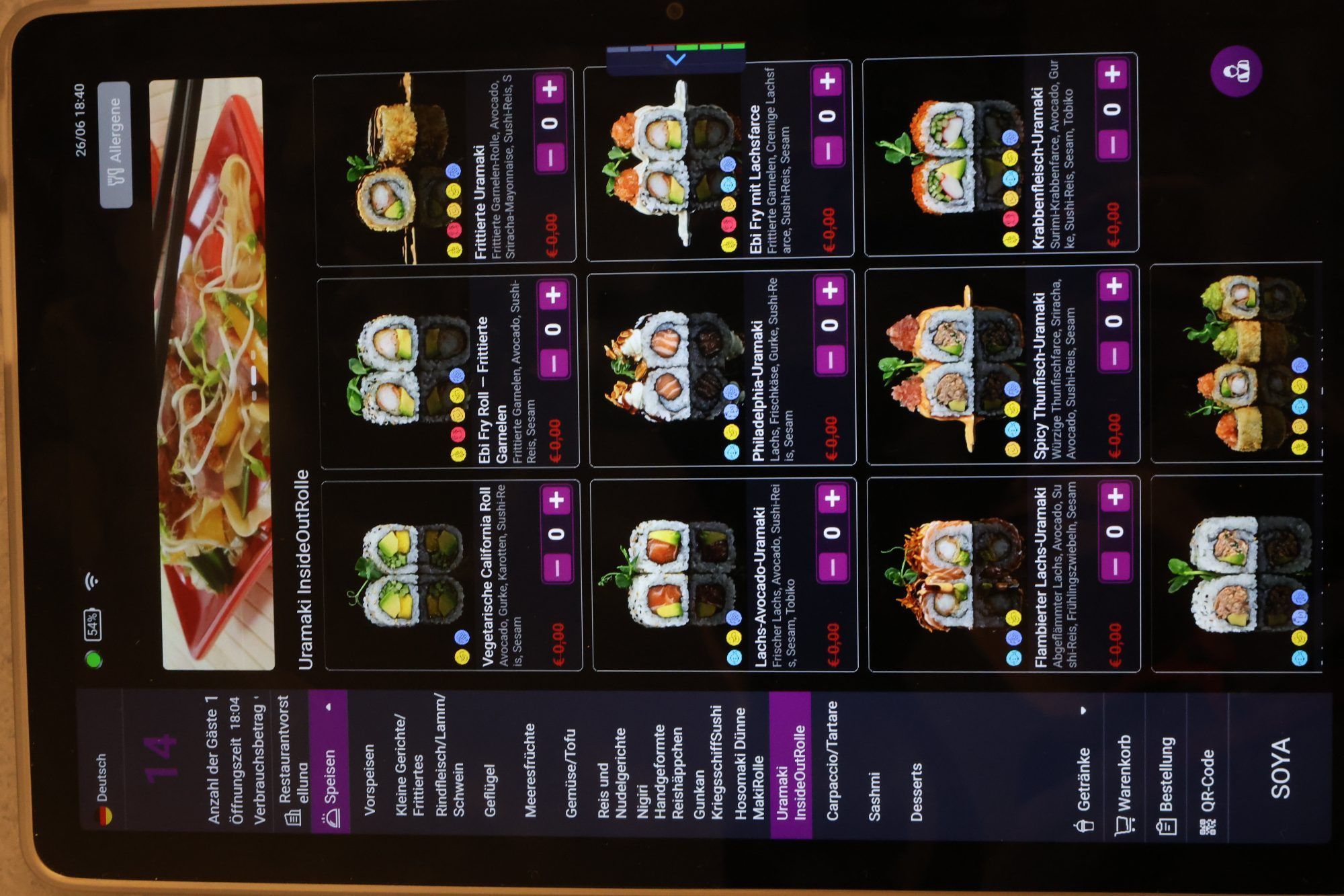 Eine von etlichen Seiten mit Speisen auf den Tablets.