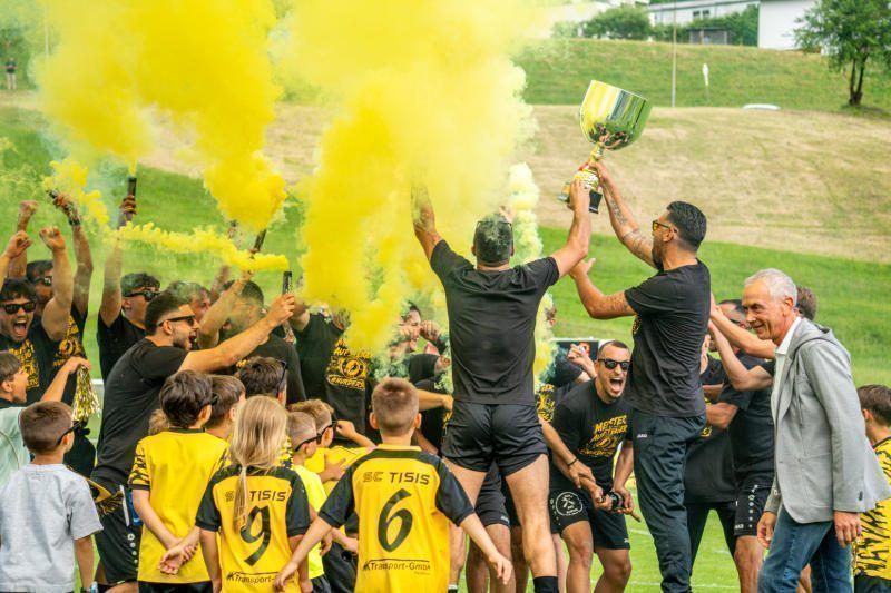 Großer Jubel beim Meister SC Tisis.